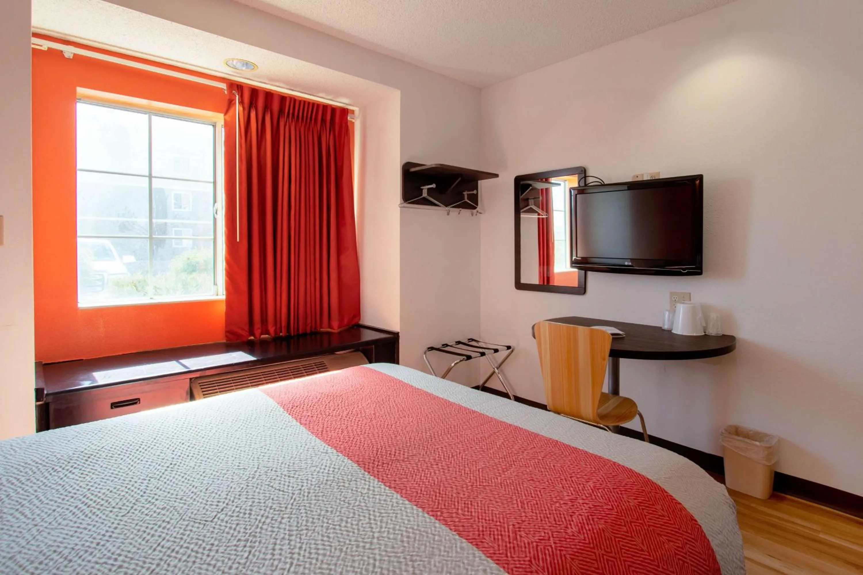 TV and multimedia, Bed in Motel 6-El Paso, TX - Southeast