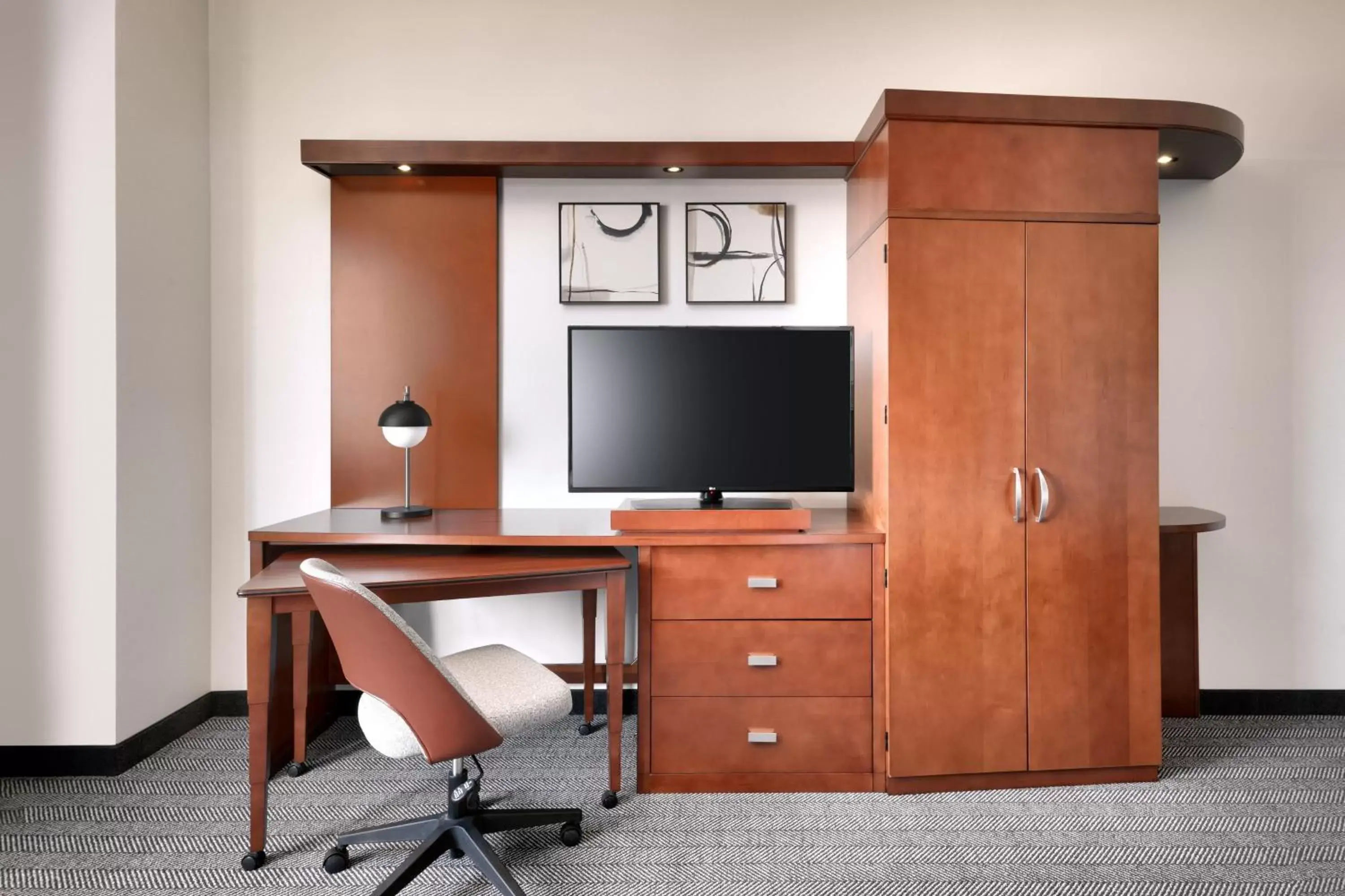 Large Queen Room with Two Queen Beds and Adapted Tub - Mobility and Hearing Accessible in Courtyard Lincoln Downtown Large Queen Room with Two Queen Beds and Adapted Tub - Mobility and Hearing Accessible in Courtyard Lincoln Downtown