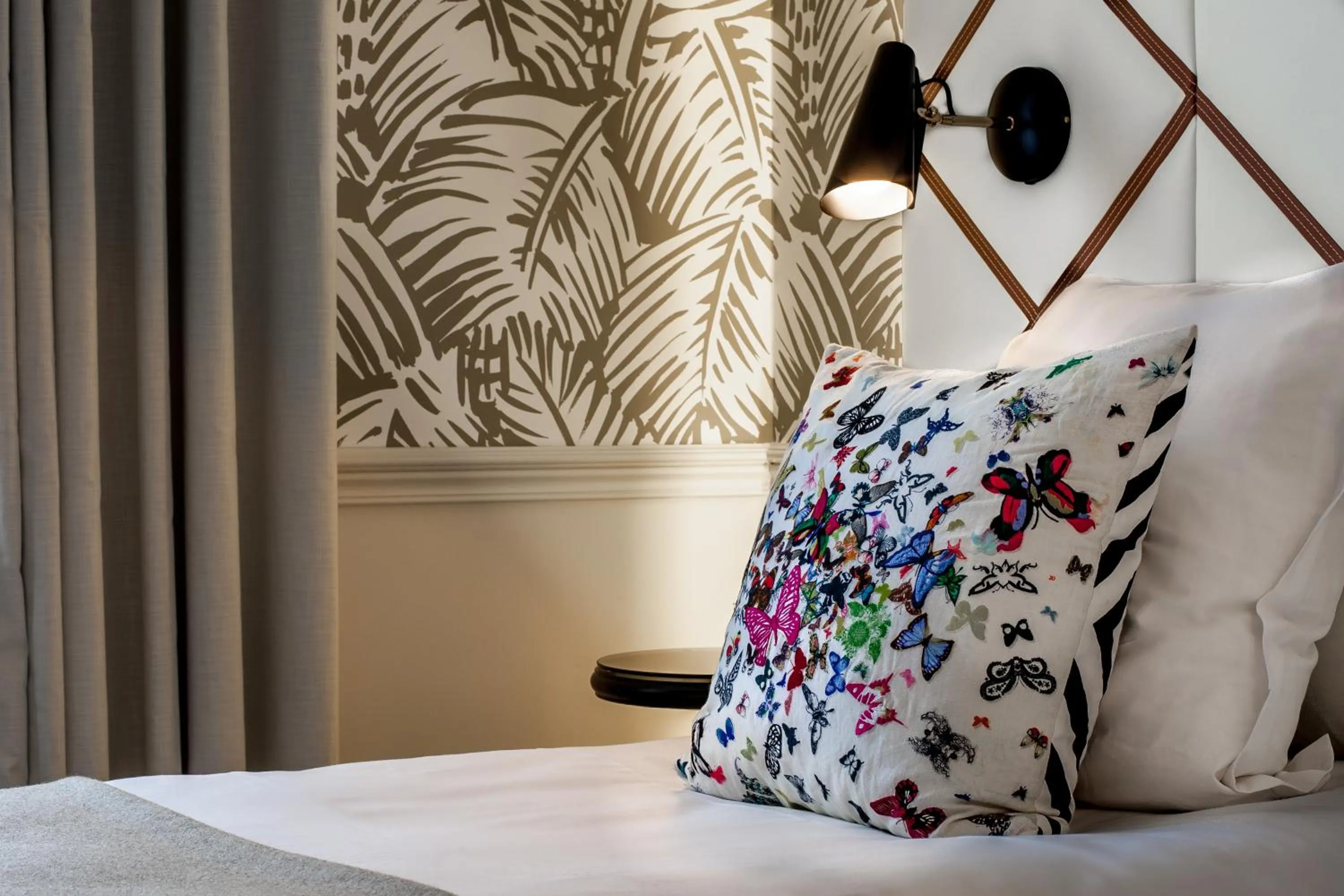 Bed in Hôtel Jardin Le Bréa