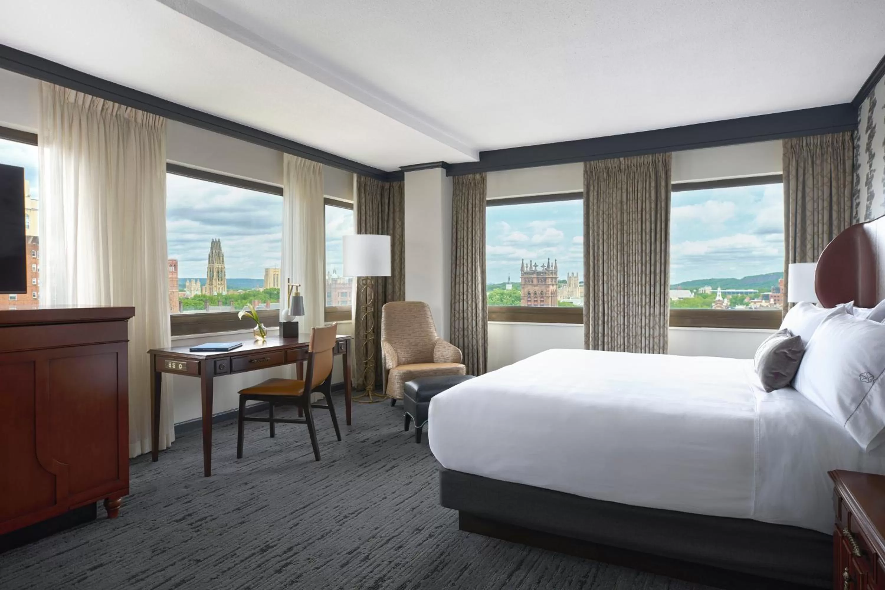 Photo of the whole room, Bed in Omni New Haven Hotel at Yale