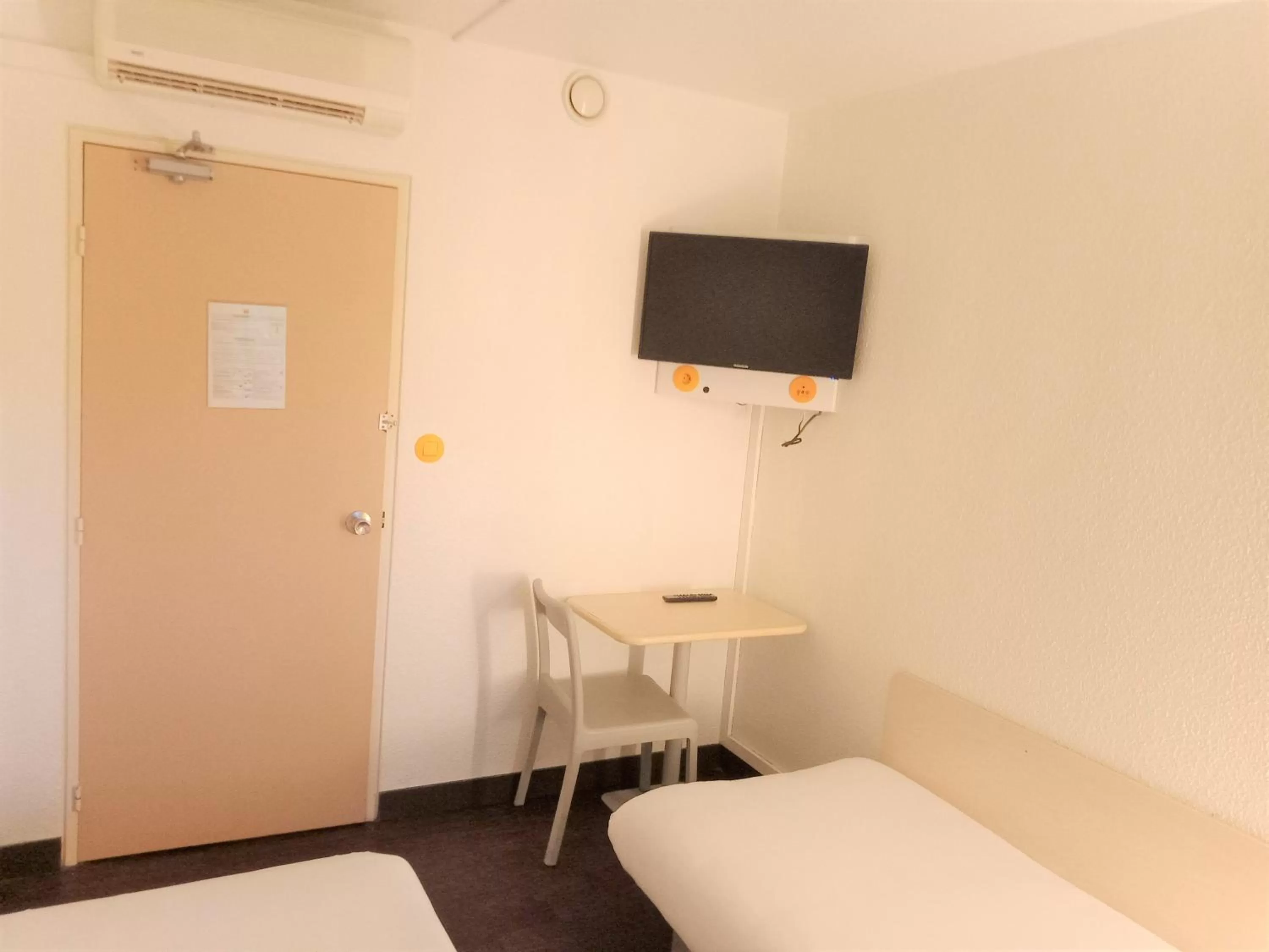 Photo of the whole room, Bed in chicÔtel Périgueux Boulazac