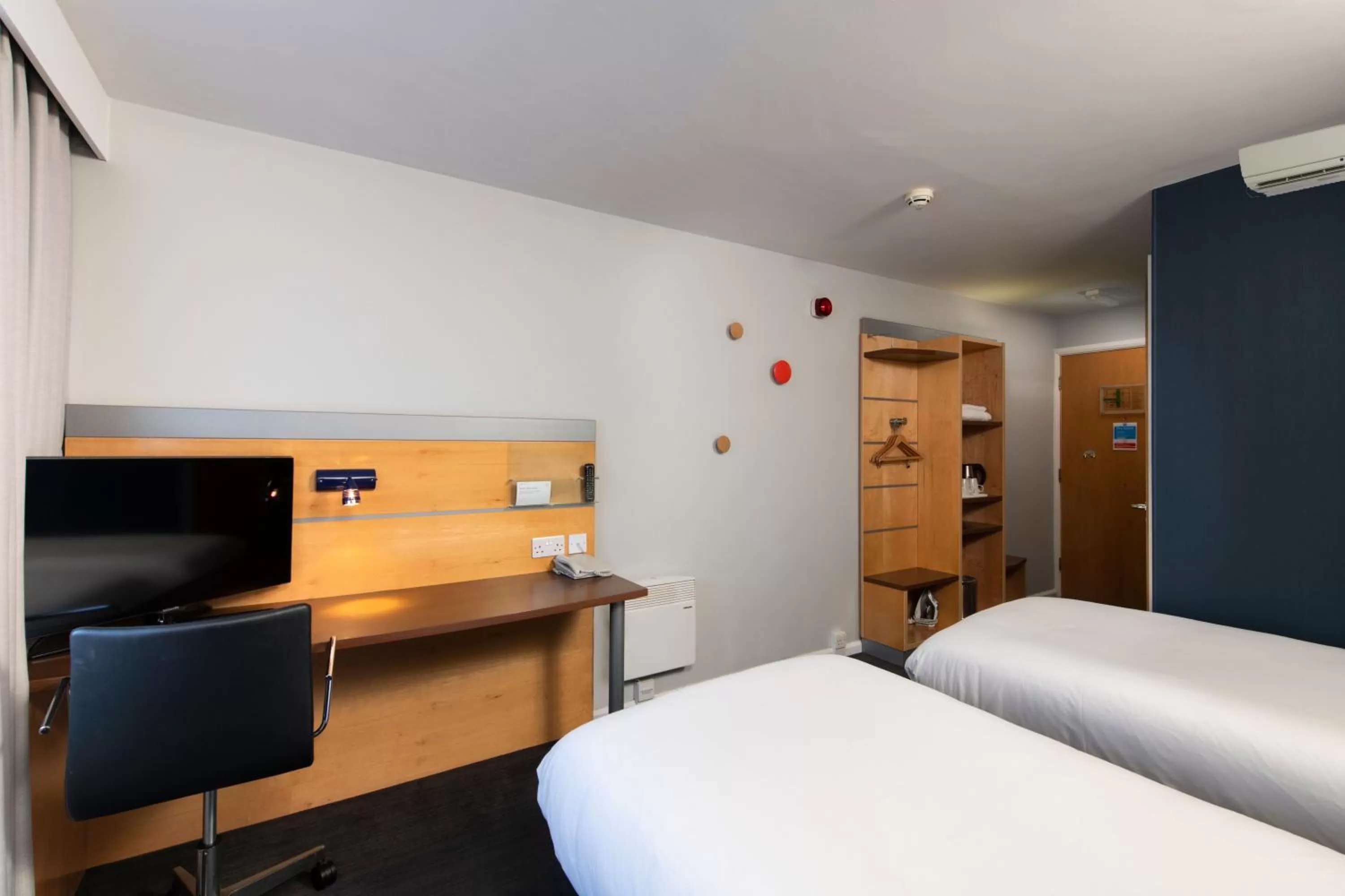 Twin Room - Disability Access in Holiday Inn Express Leeds City Centre, an IHG Hotel