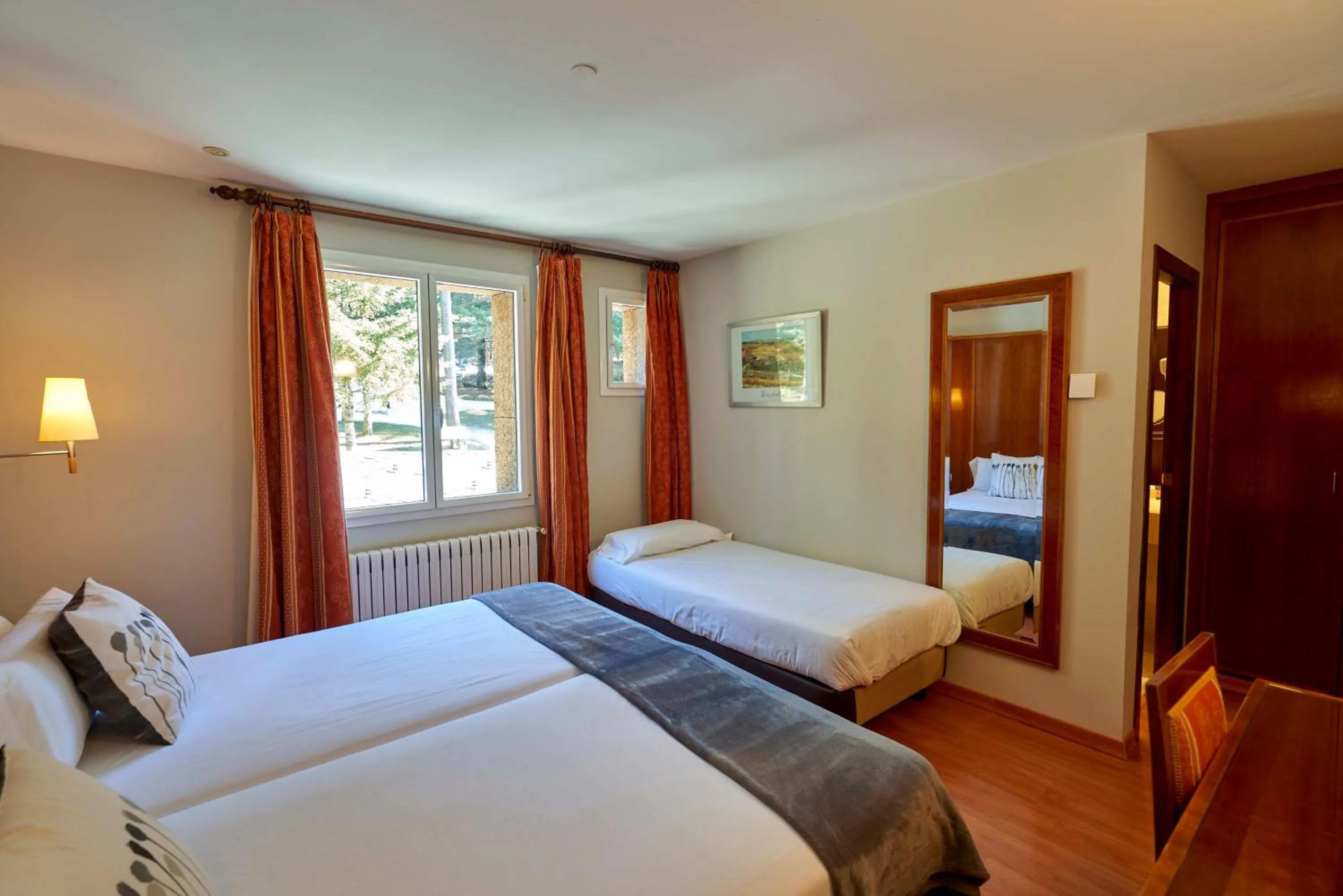 Photo of the whole room, Bed in Coma Bella