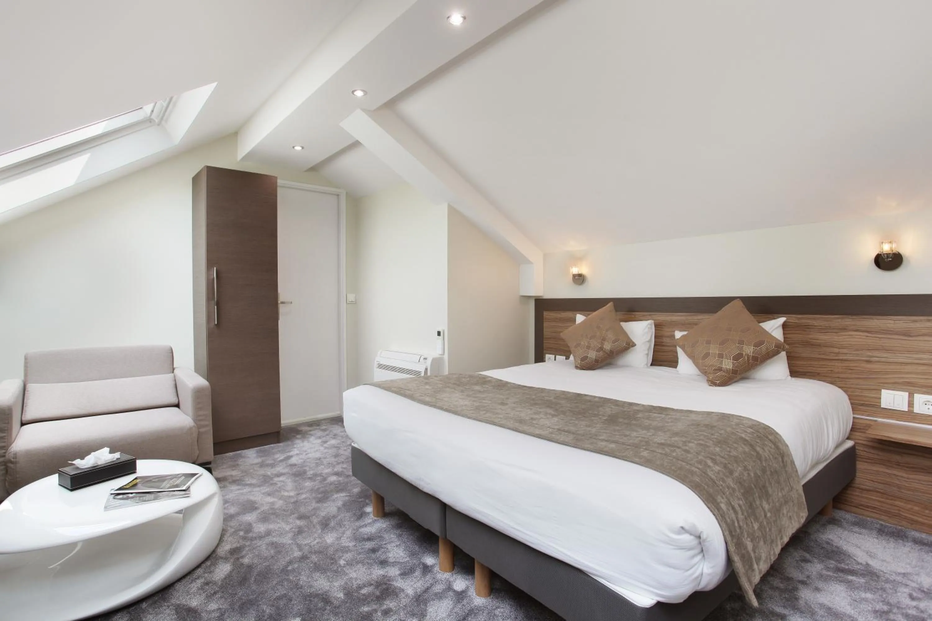 Bed in Hotel Apolonia Paris Mouffetard, Sure Hotel Collection by Best Western