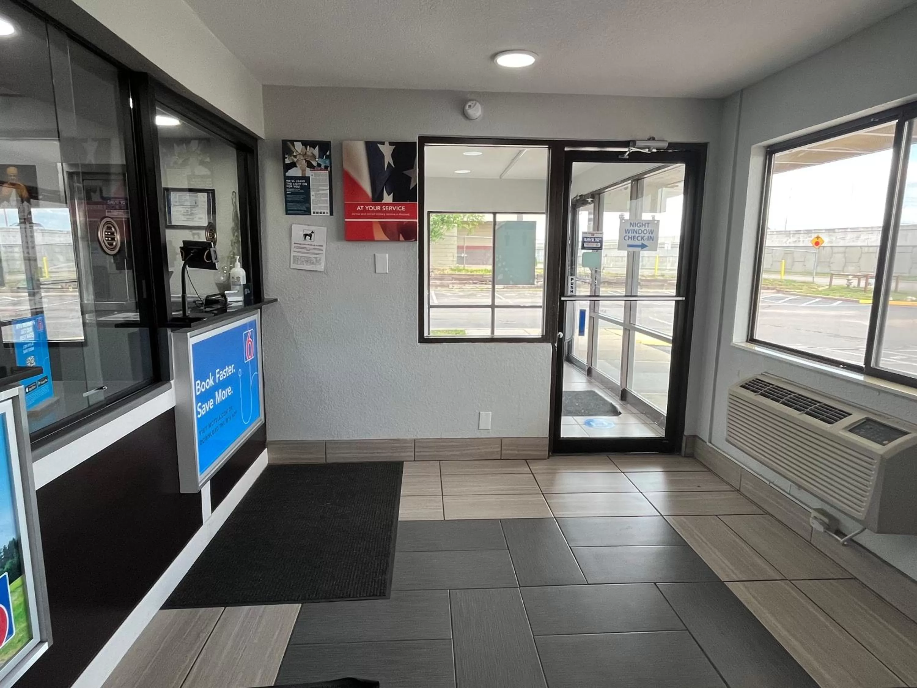 Property building in Motel 6-Wichita, KS - AIRPORT