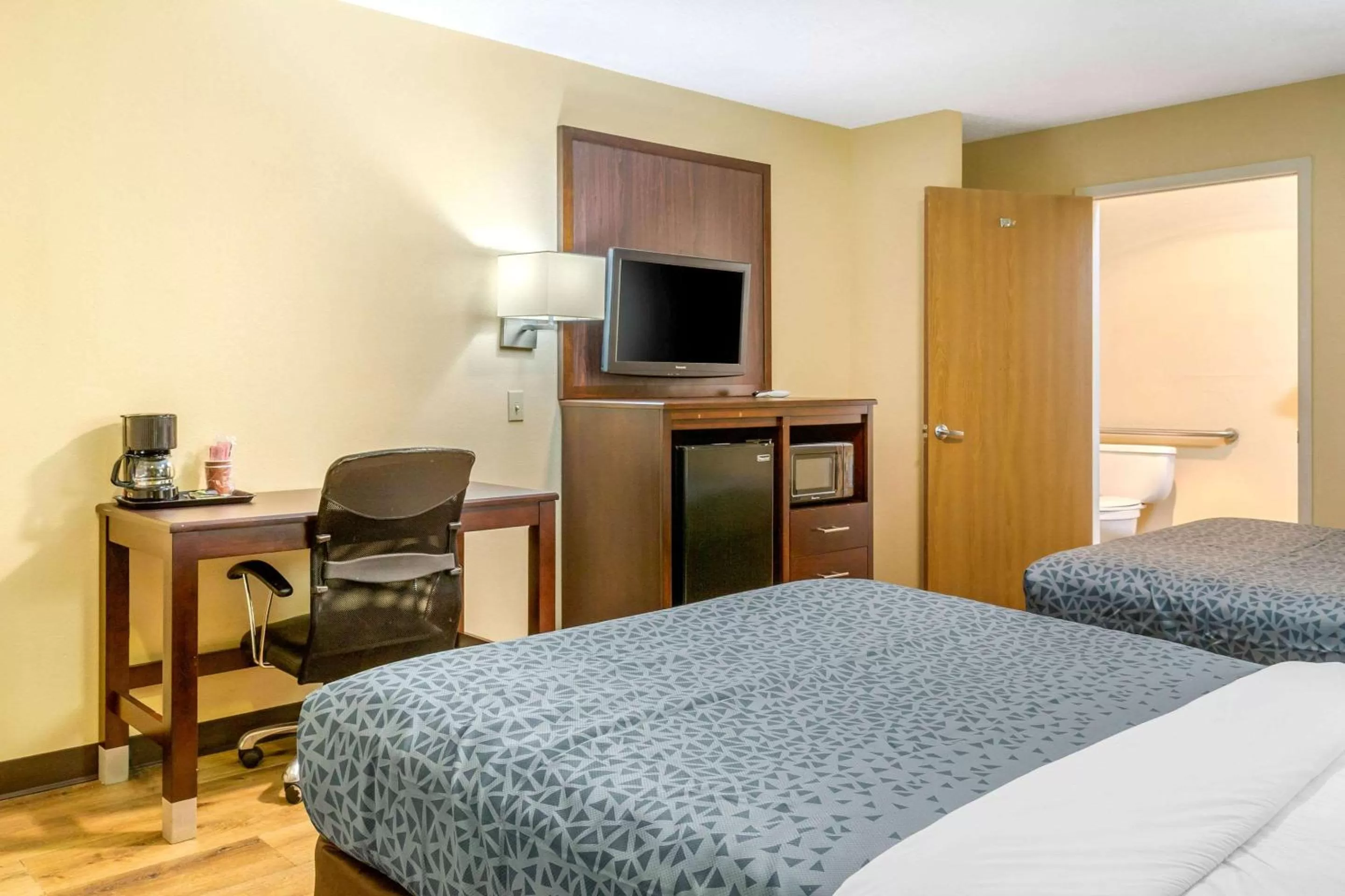 Photo of the whole room, Bed in Econo Lodge West - Coors Blvd