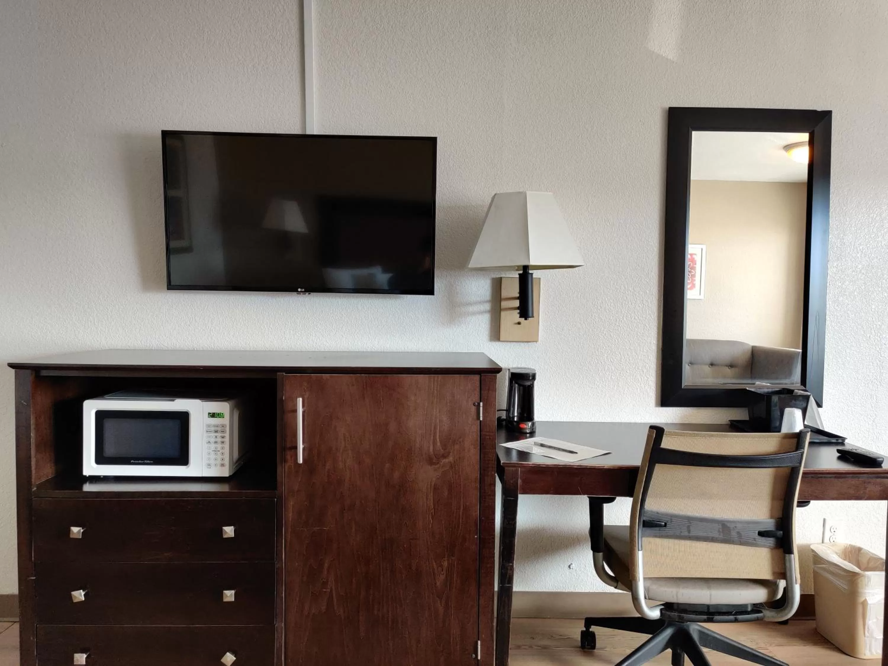 TV and multimedia in Red Roof Inn Houston - Jersey Village