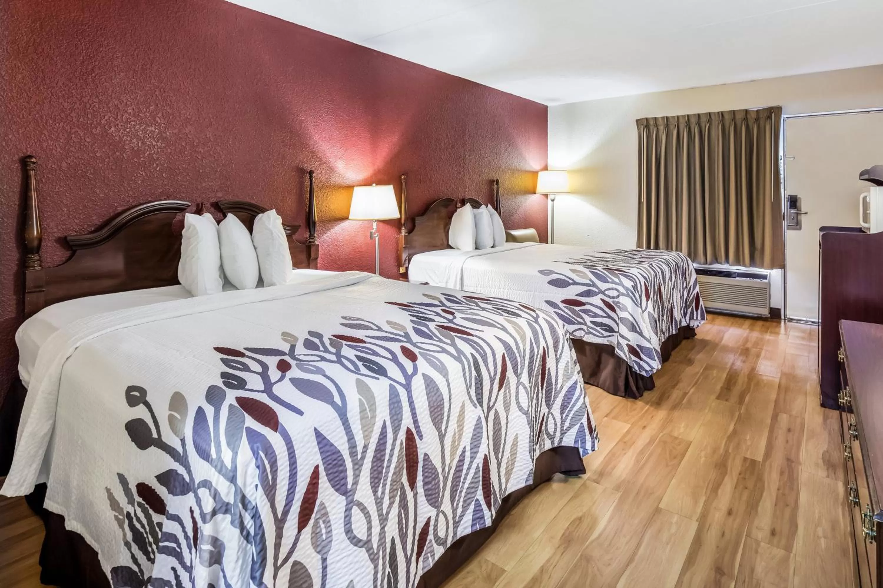 Photo of the whole room, Bed in Red Roof Inn Caryville