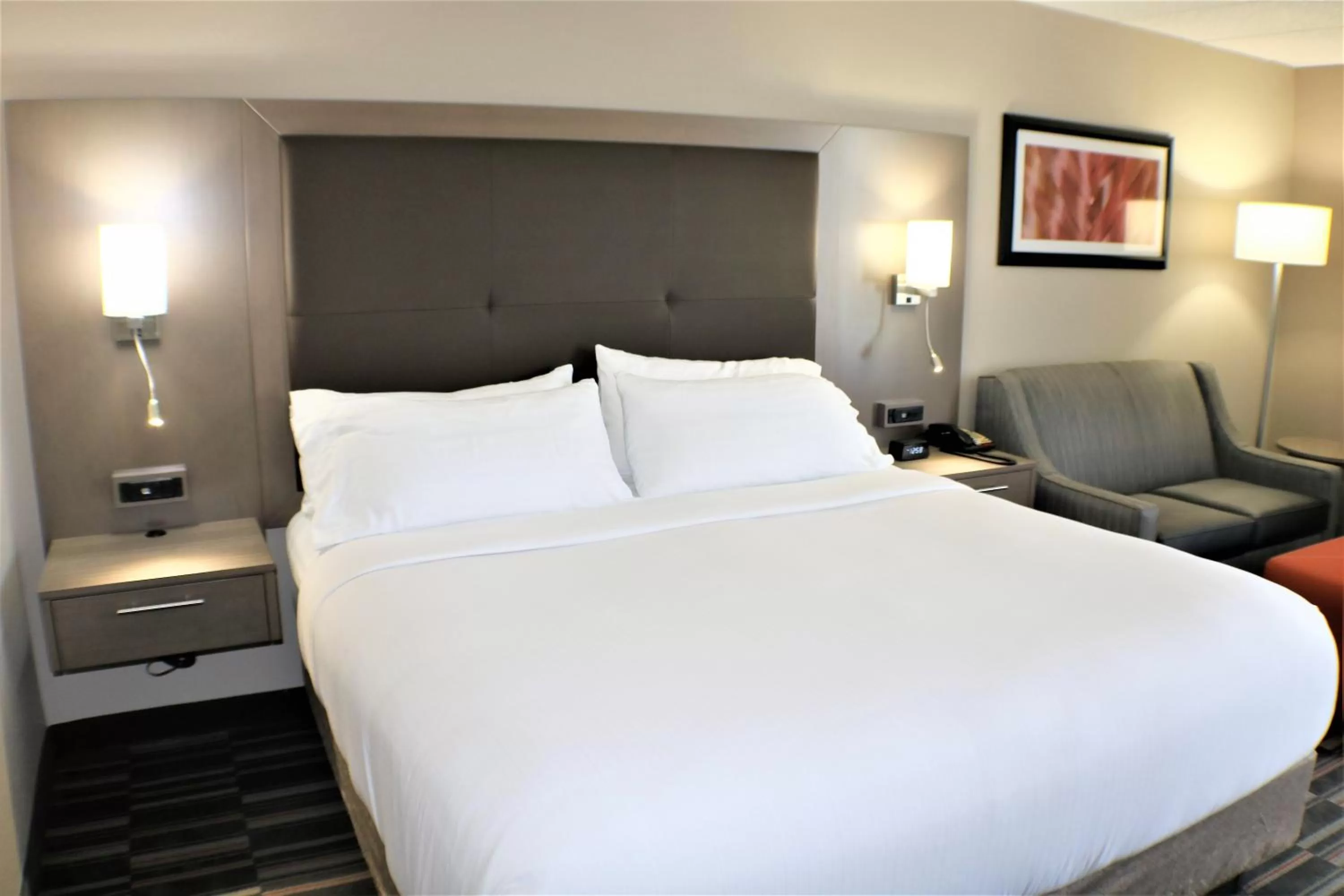 Photo of the whole room, Bed in Holiday Inn Express Woodstock-Shenandoah Valley by IHG