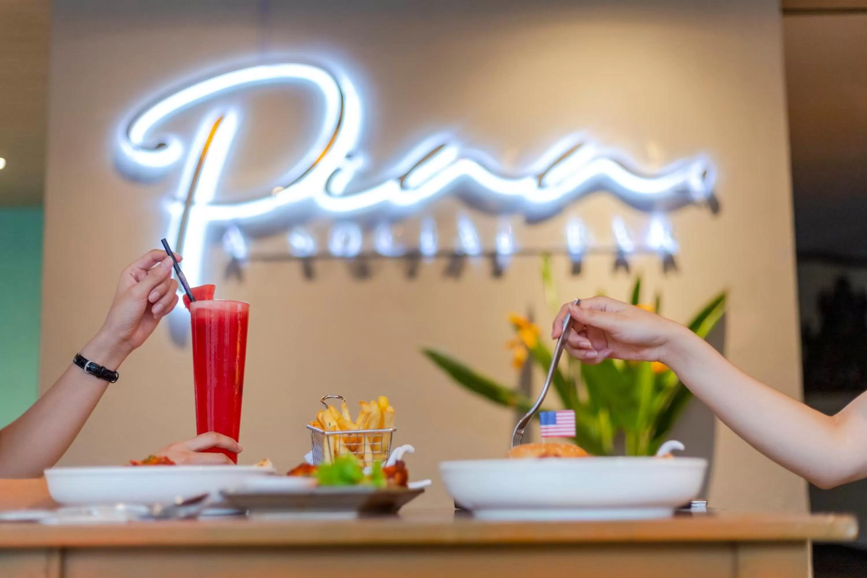 Restaurant/places to eat in Pinnacle Lumpini Park Hotel