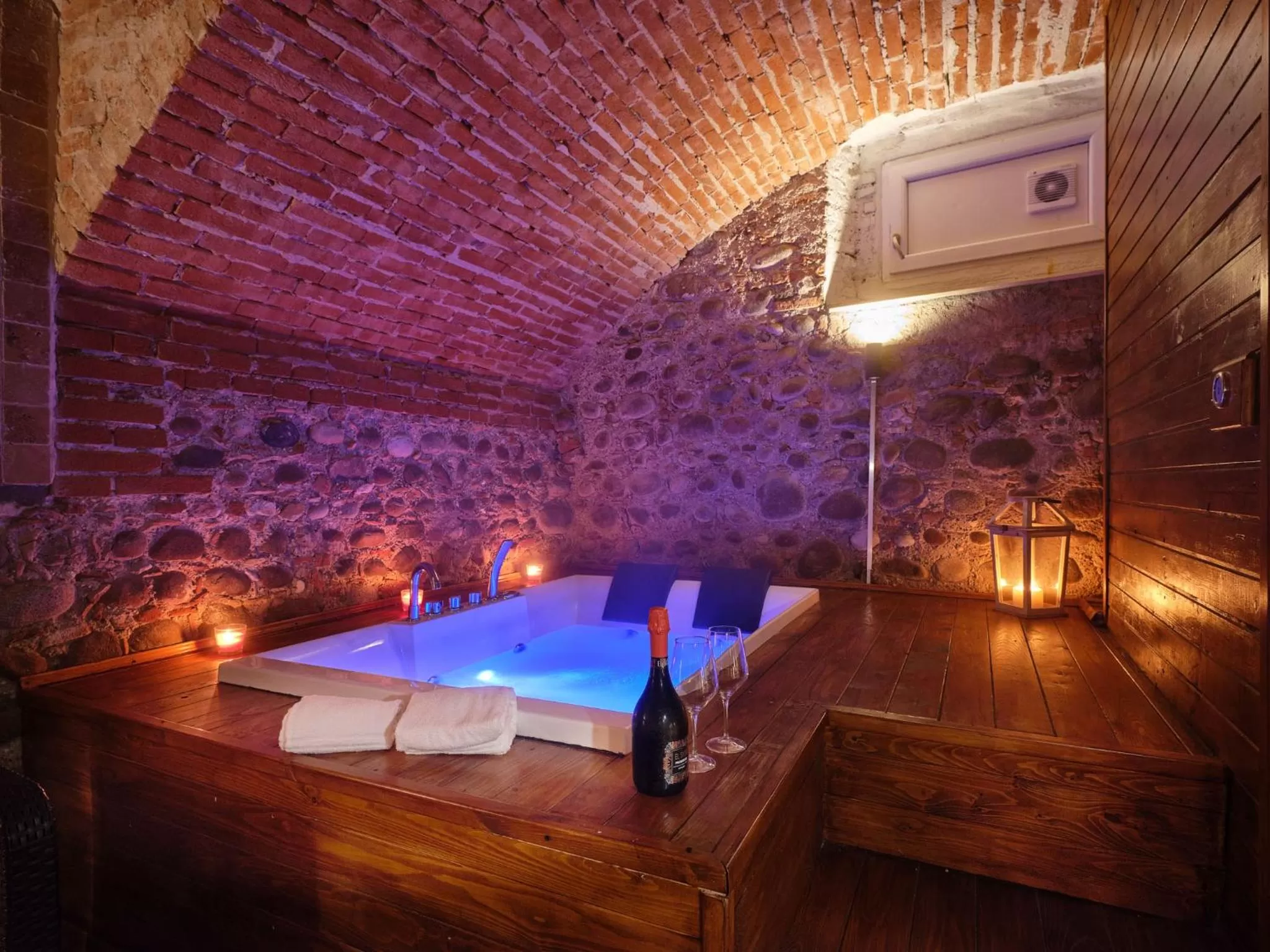 Hot Tub in Hotel Giulietta