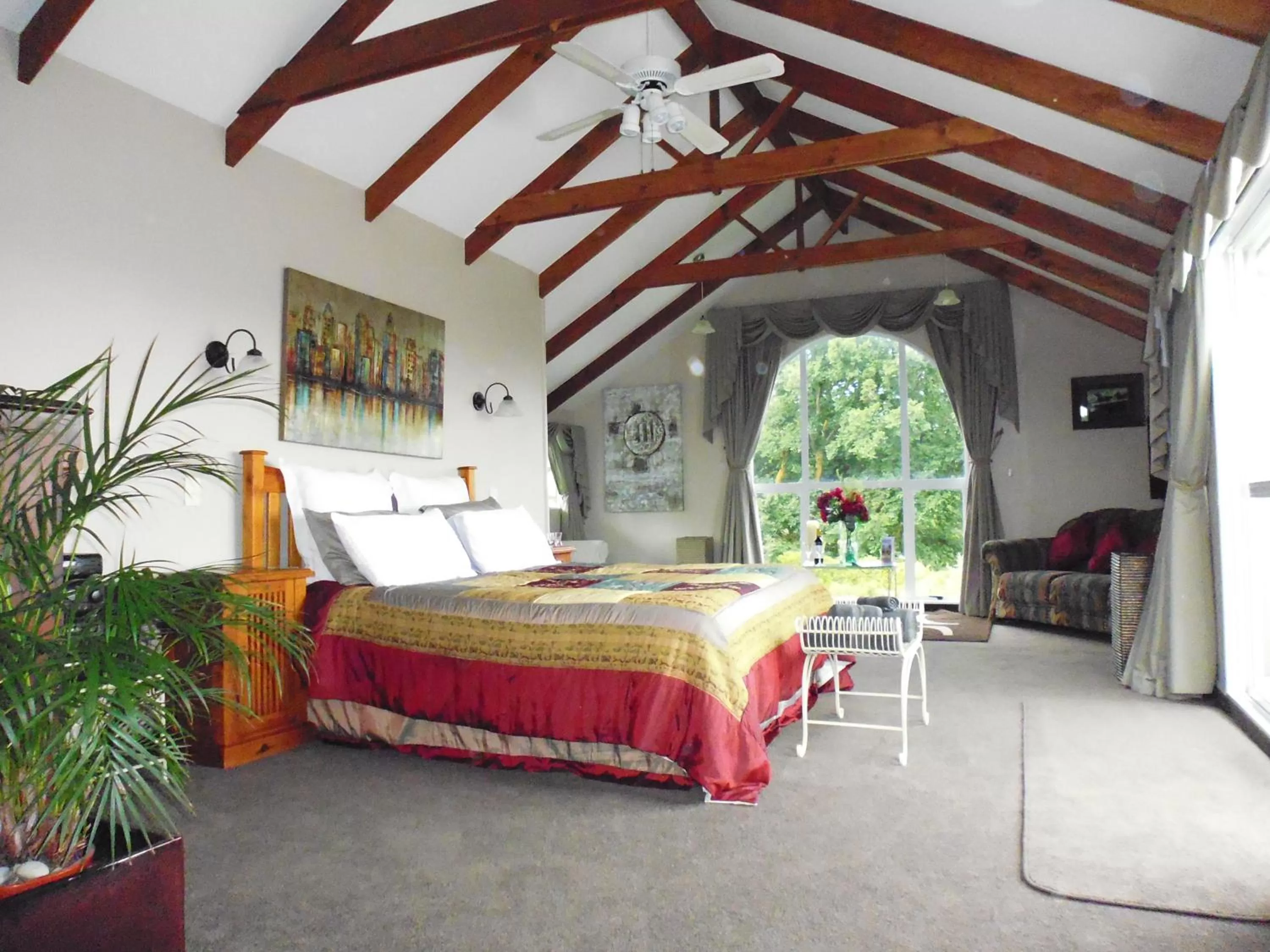 Photo of the whole room, Bed in MnM's BnB