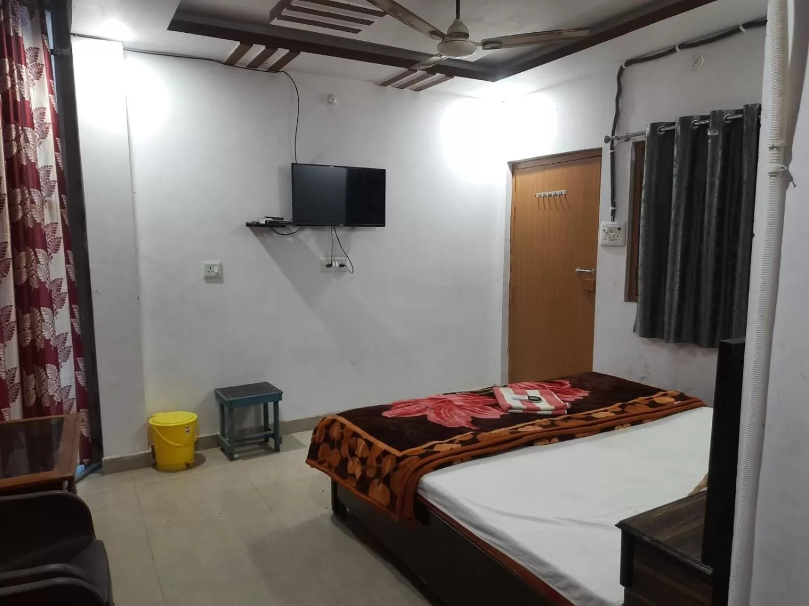 Bed in STAYMAKER Hotel Raj Ganga