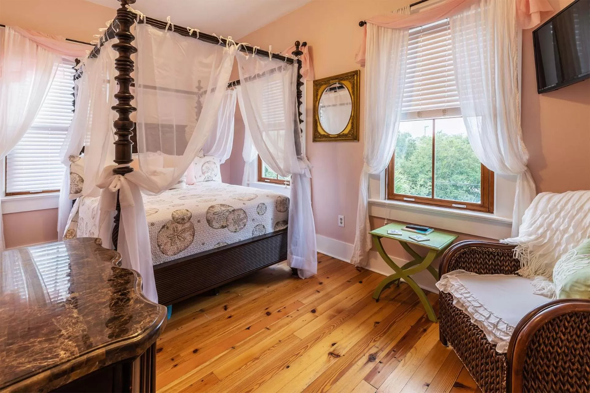 Bed in Surf Song Bed & Breakfast