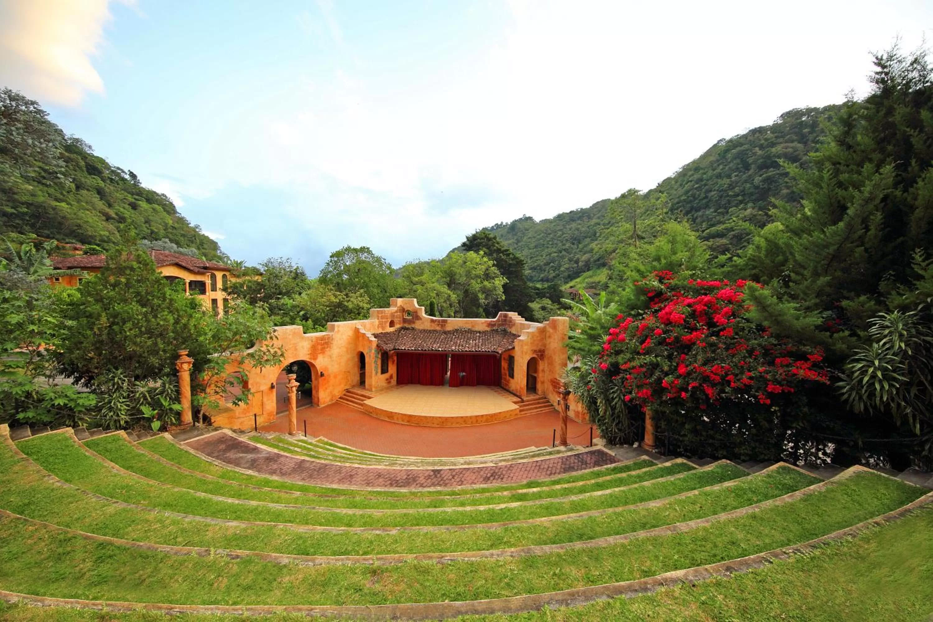 Evening entertainment in Valle Escondido Resort