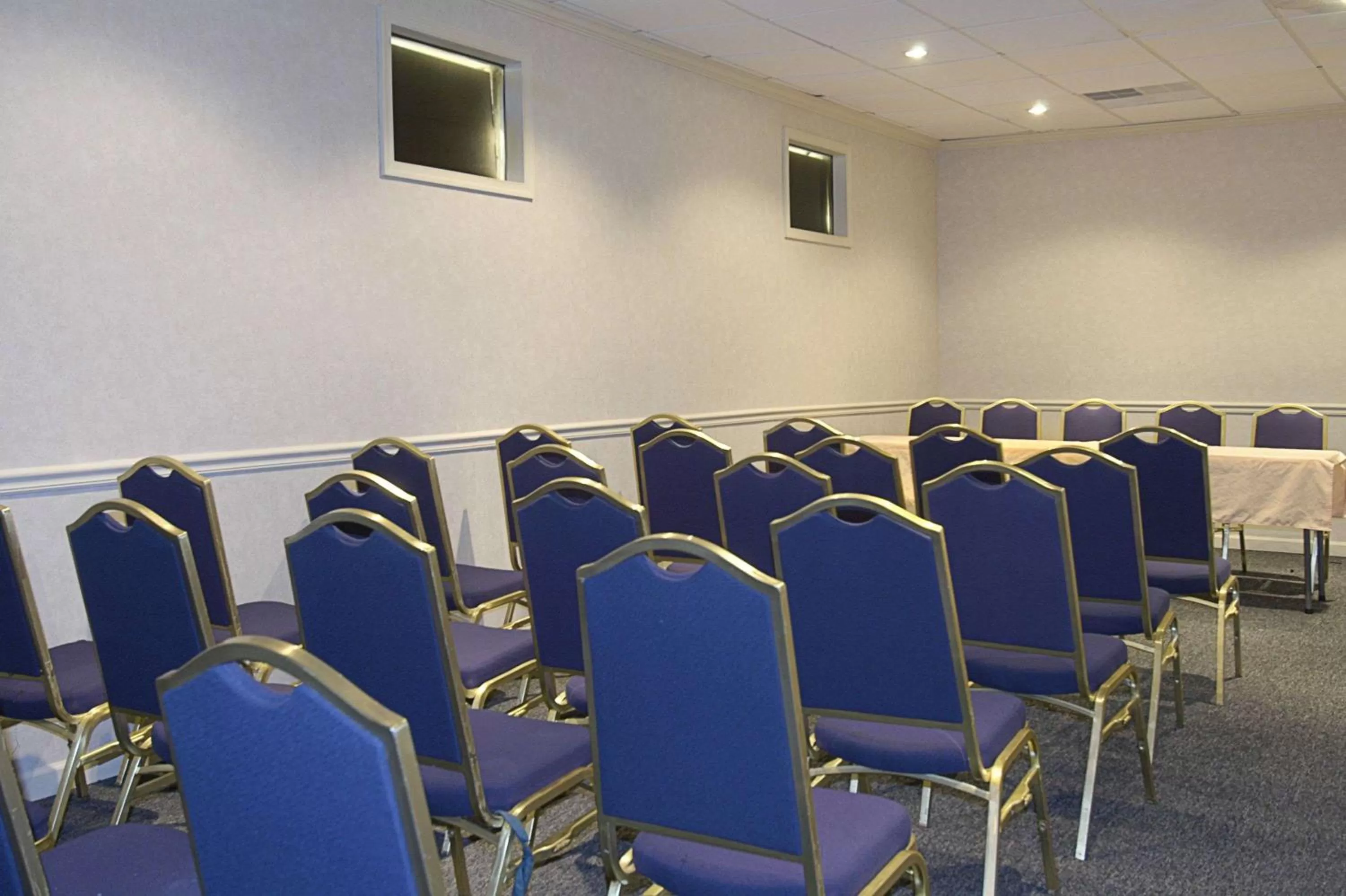 Photo of the whole room in Ramada by Wyndham Nanaimo