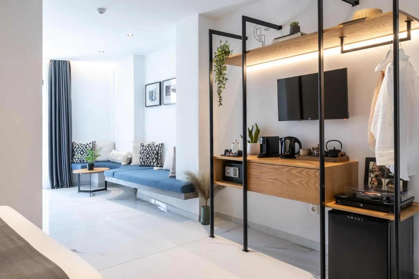 Seating area, Bed in Melo Athens