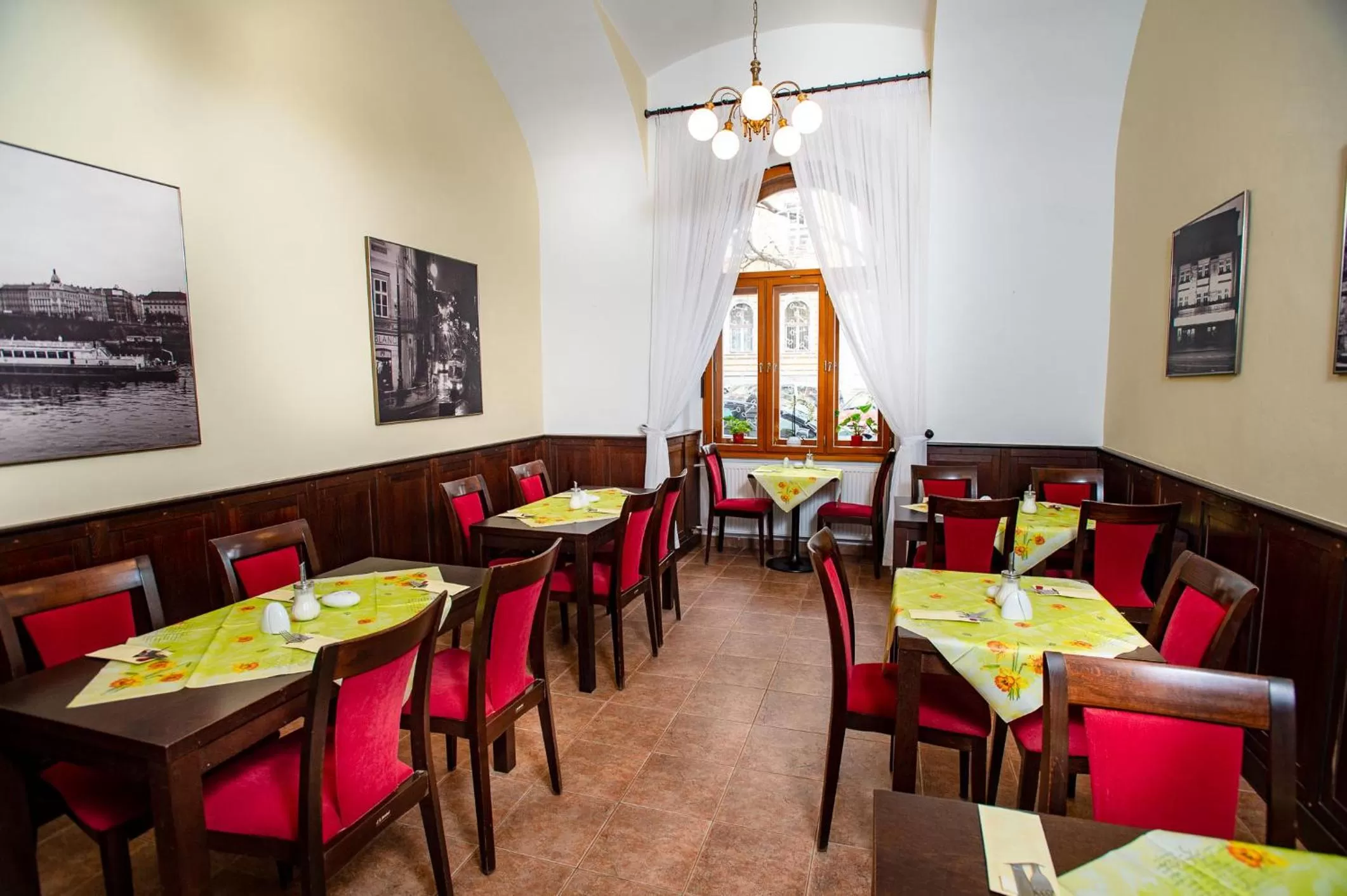 Restaurant/places to eat in Hotel Petr