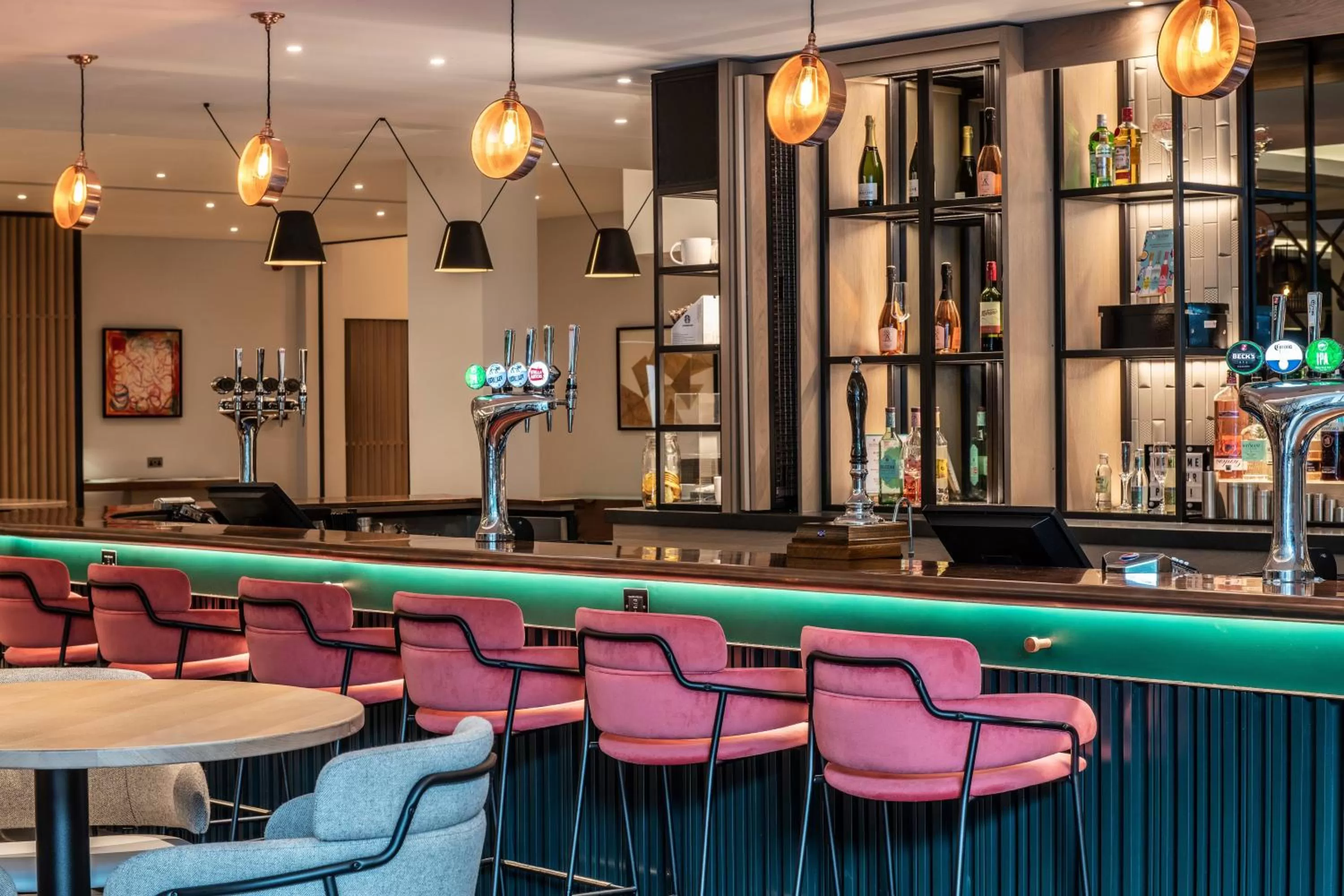 Lounge or bar in Holiday Inn London-Shepperton by IHG