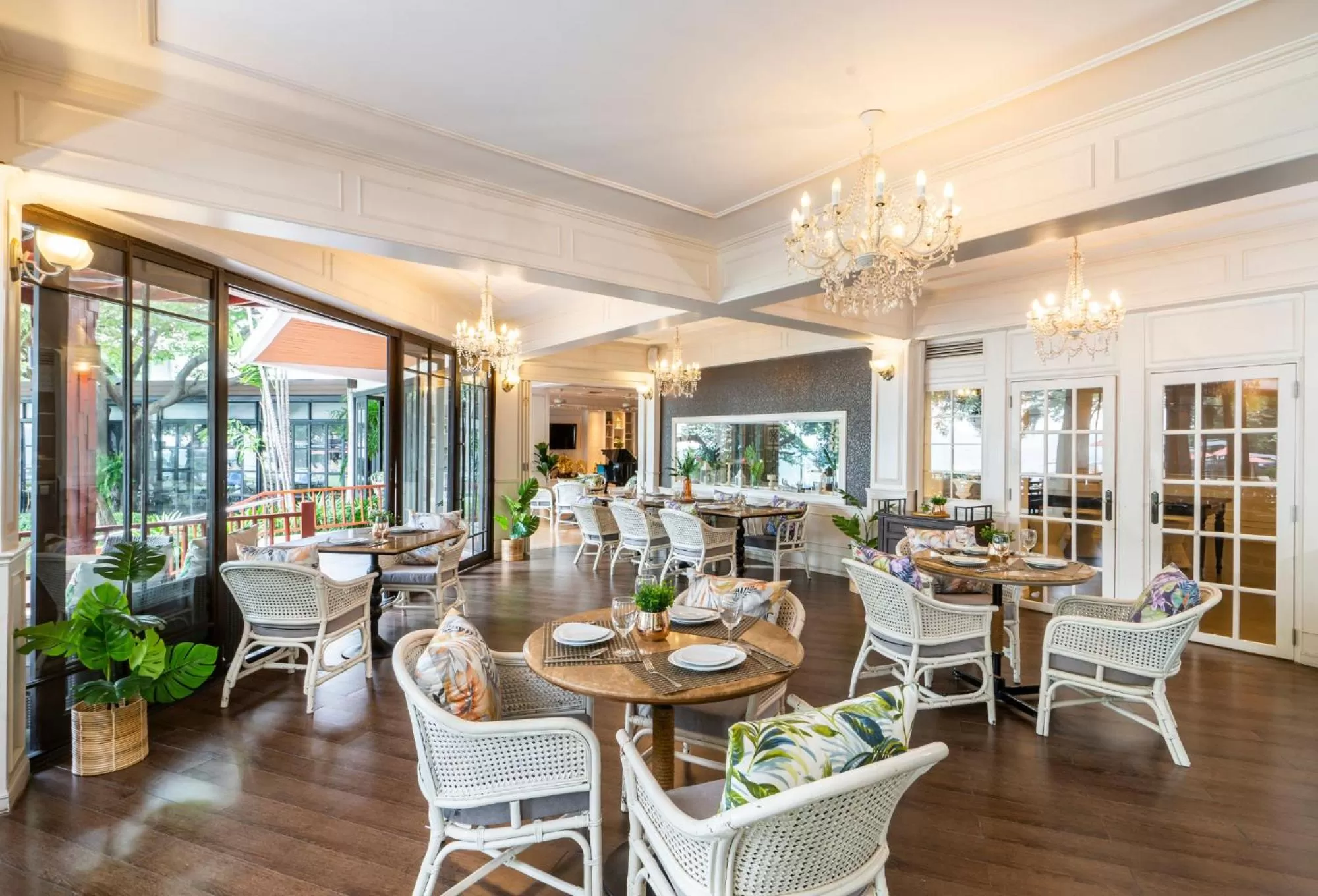 Restaurant/places to eat in Cosy Beach Hotel - SHA Extra Plus