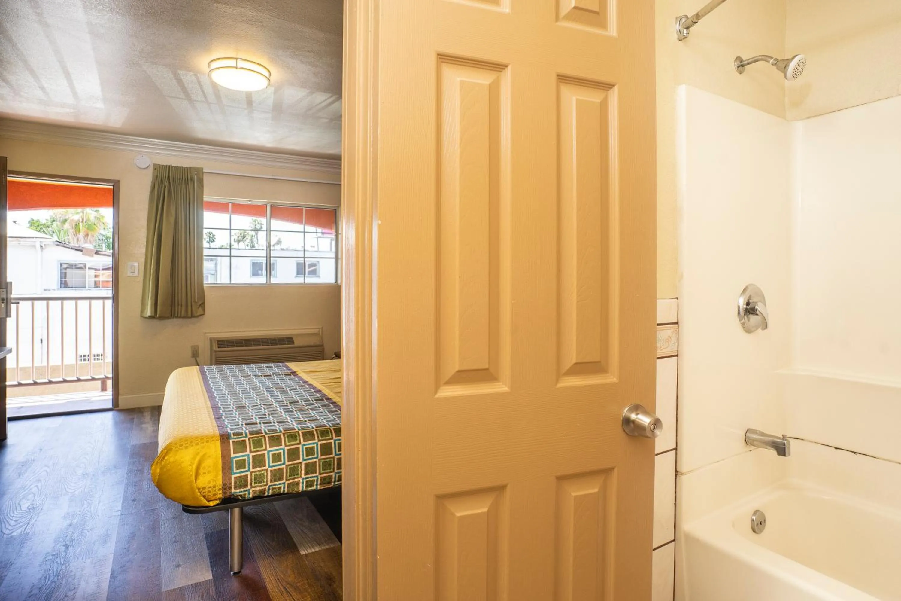 Bathroom, Bed in Economy Inn Hollywood