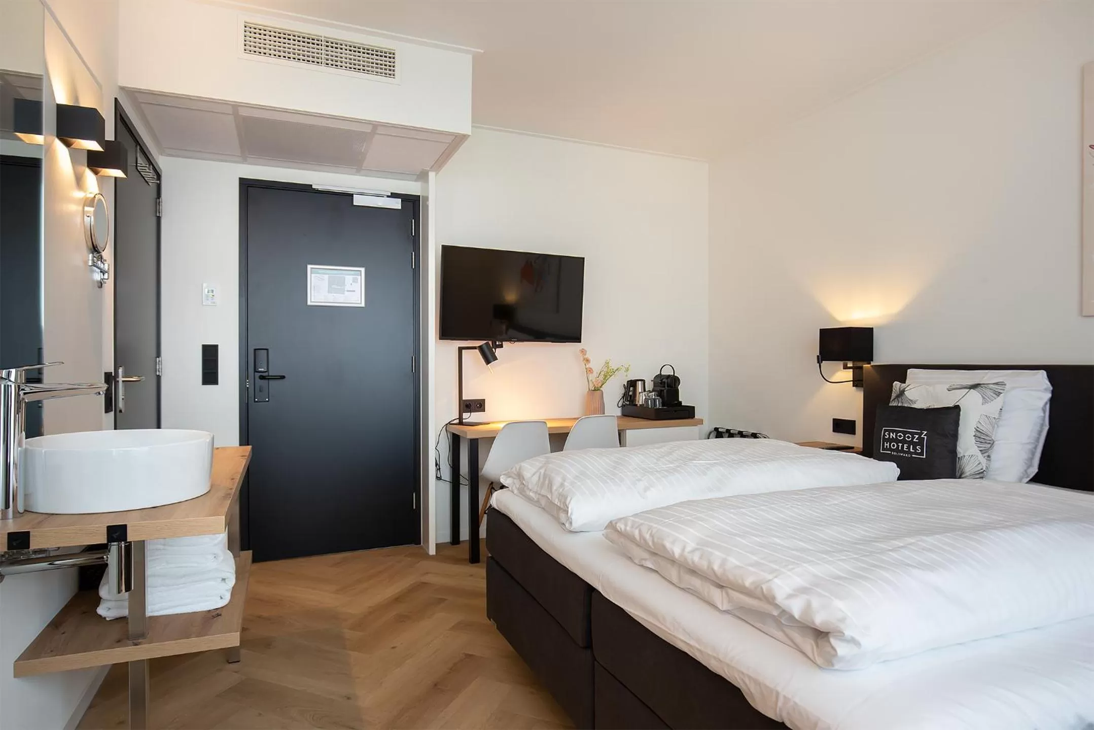 Bed in Snoozz Hotels Bolsward Boutique hotel zonder receptie met digitale sleutel