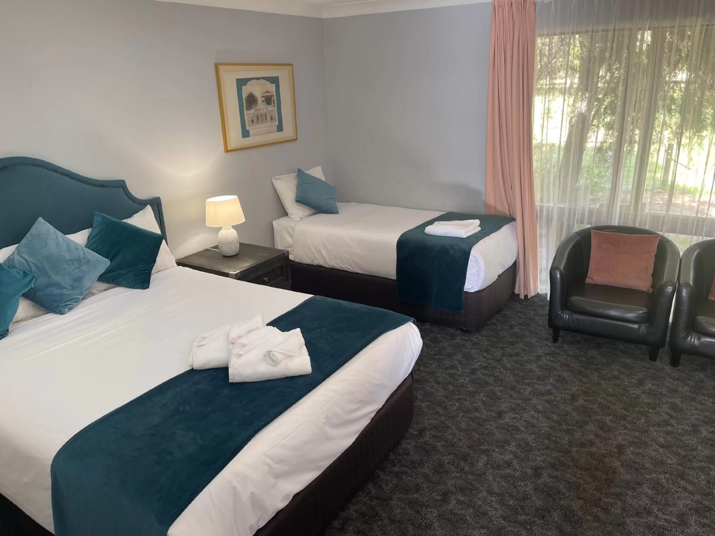 Bed in Town & Country Motor Inn