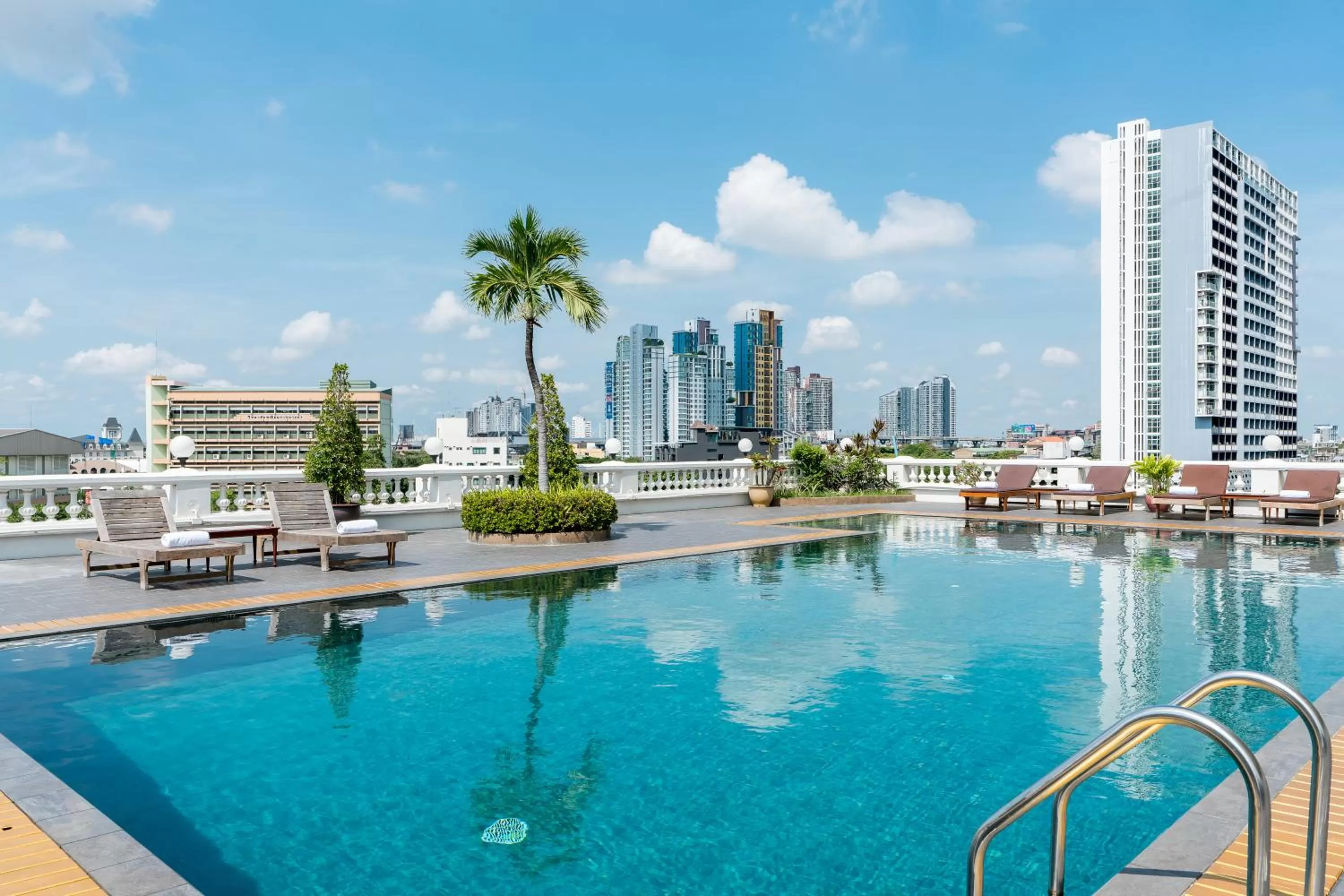 Swimming pool in Niran Grand Hotel