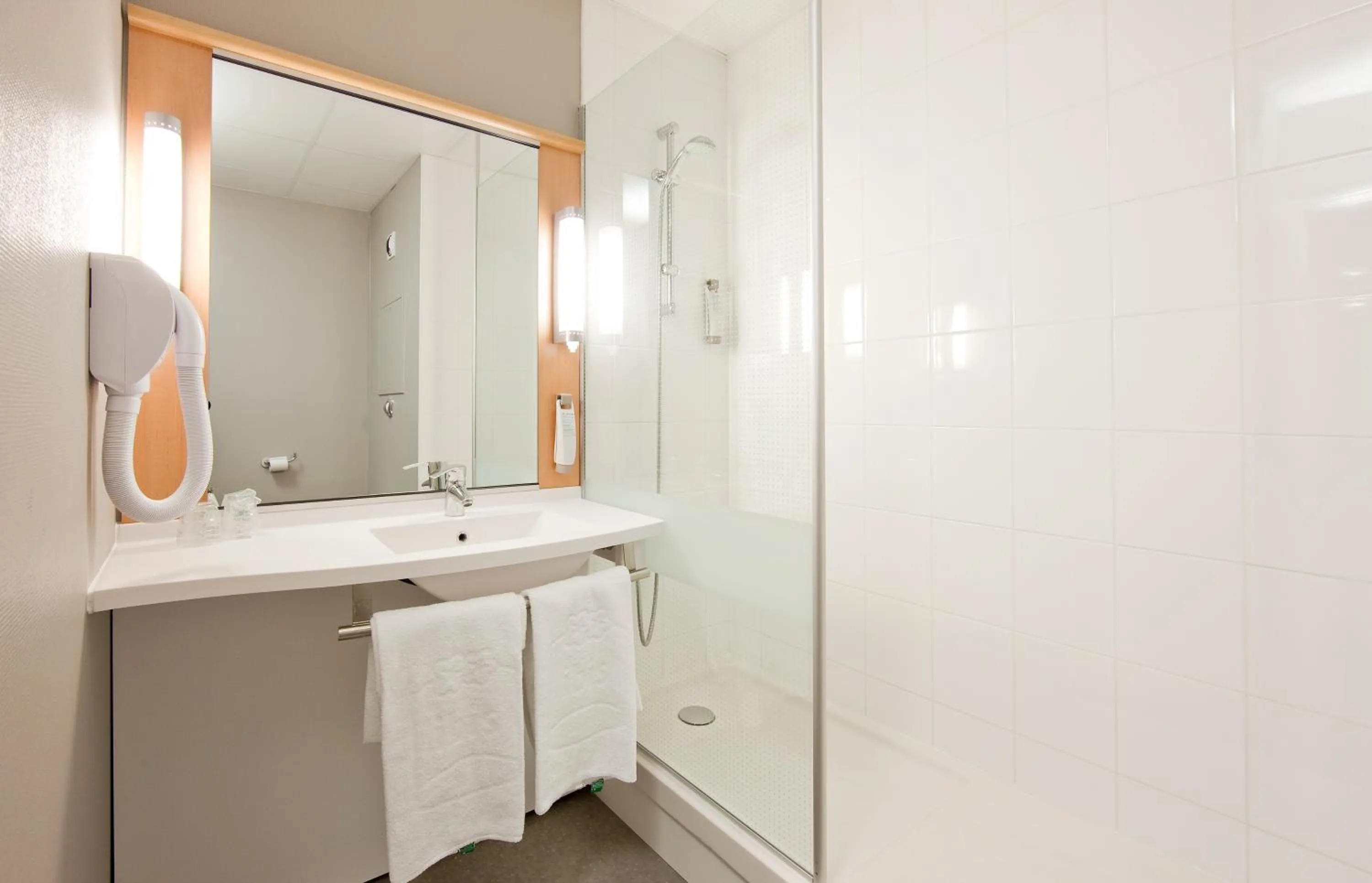 Bathroom in ibis Paris Pantin Eglise