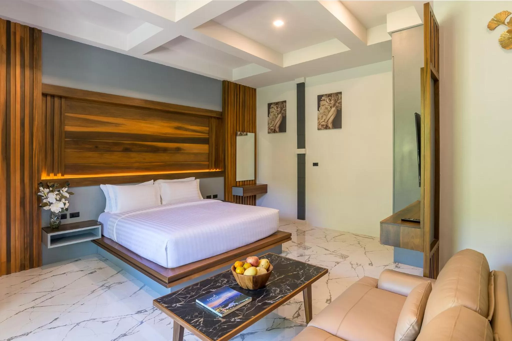 Photo of the whole room, Bed in Loy Chalet