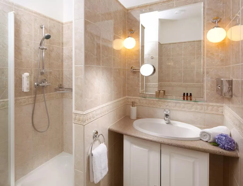 Shower in Imperial Spa & Kurhotel