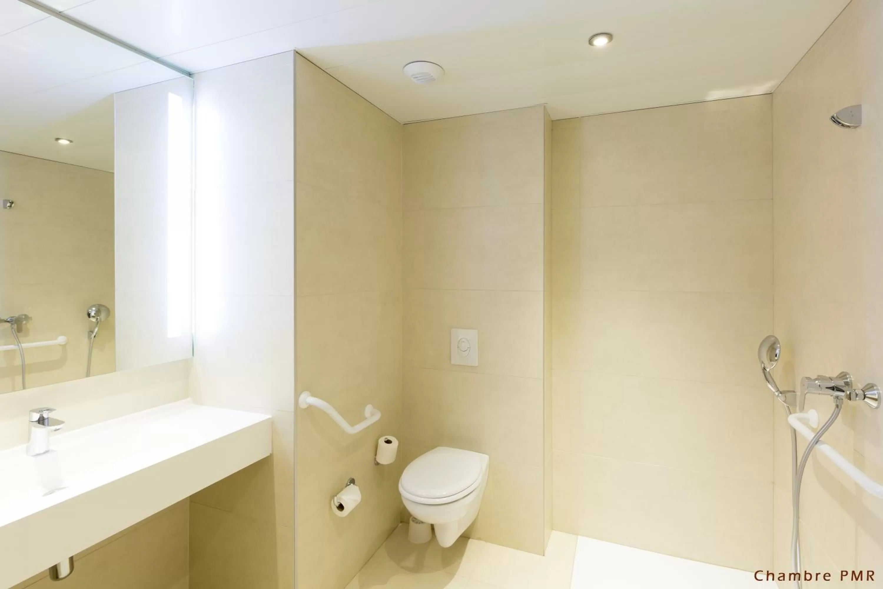 Bathroom in B&B HOTEL Longwy Porte du Luxembourg