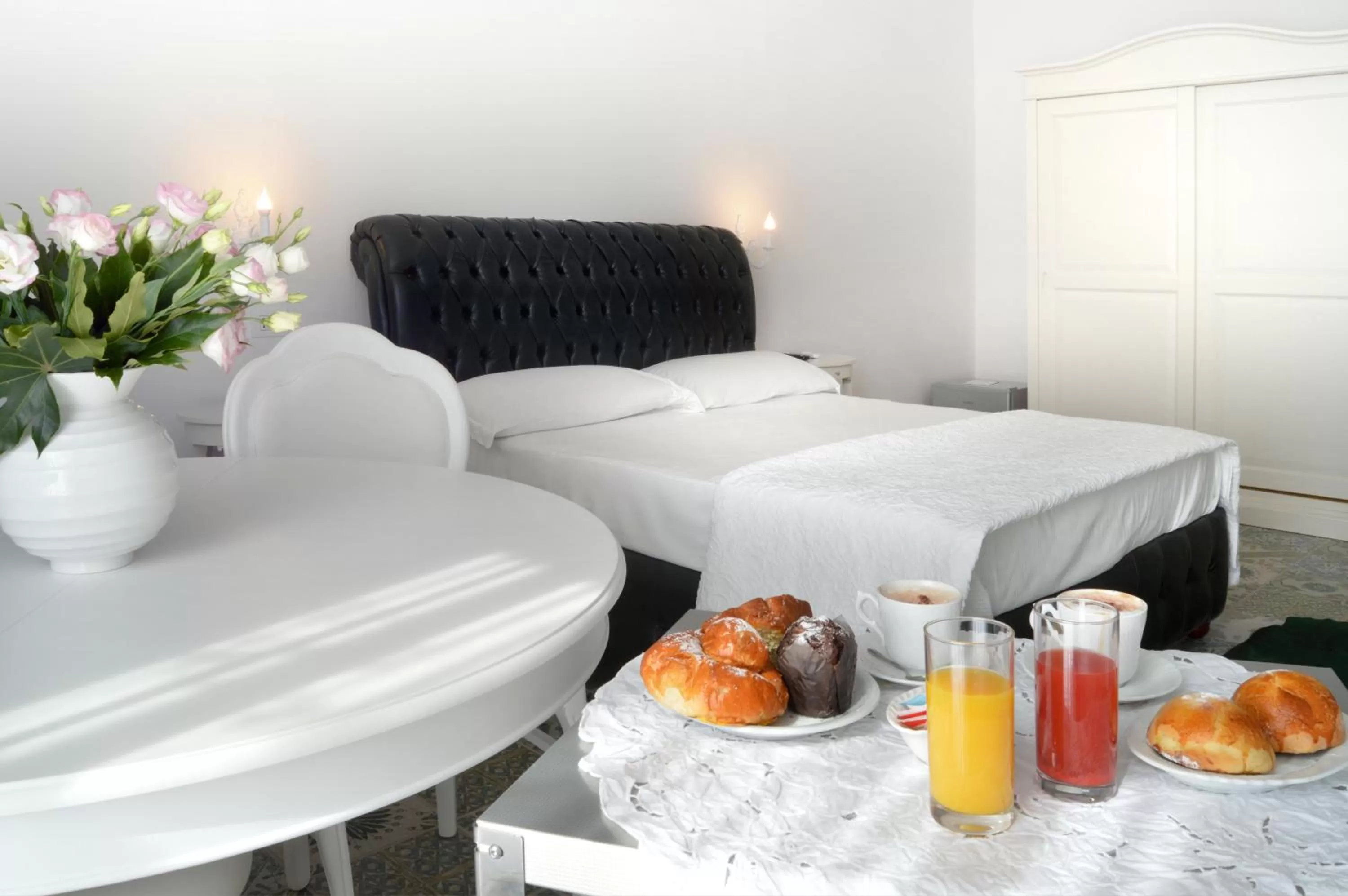 Photo of the whole room, Bed in Barbarella Home