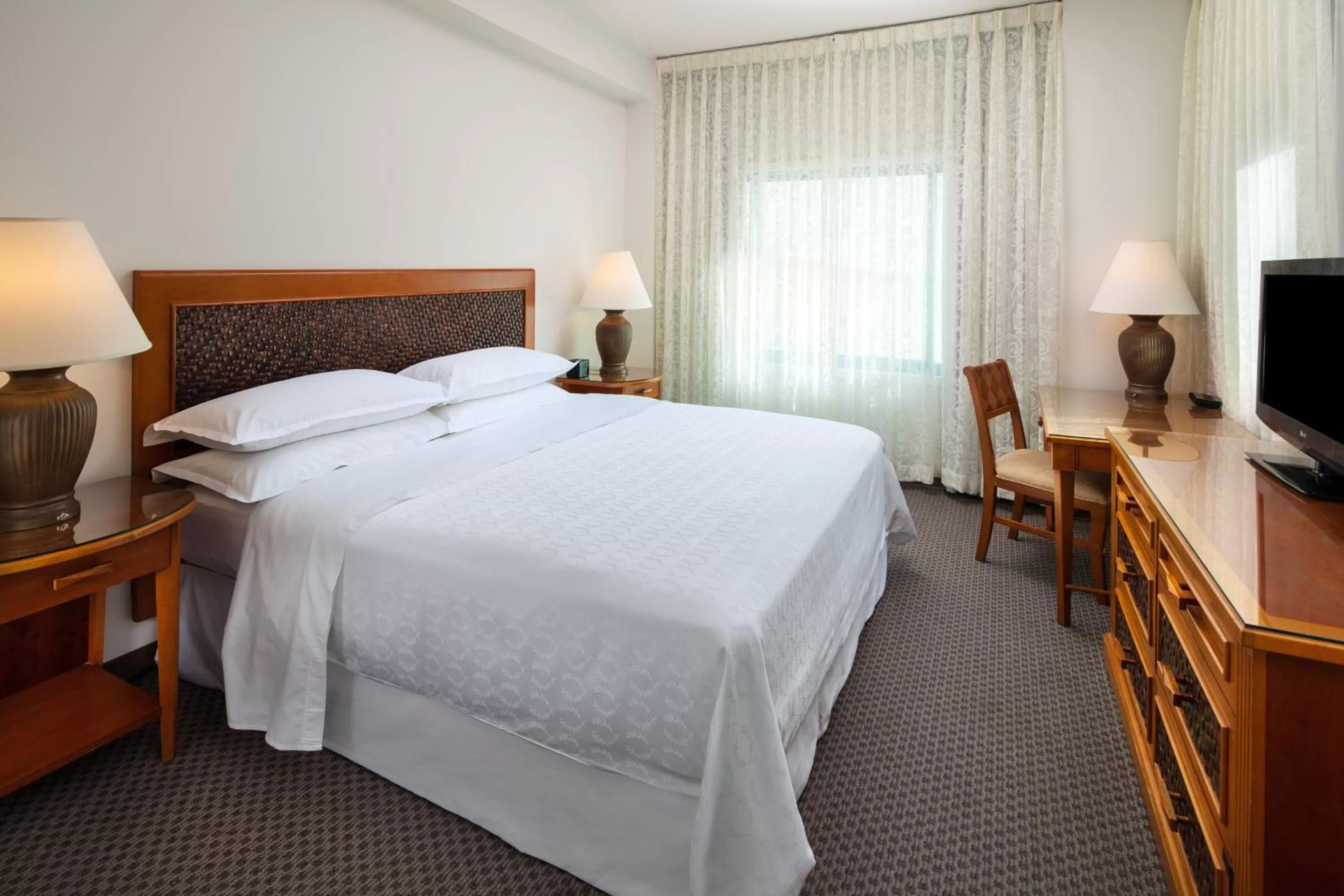 Photo of the whole room, Bed in Sheraton Princess Kaiulani Waikiki Beach