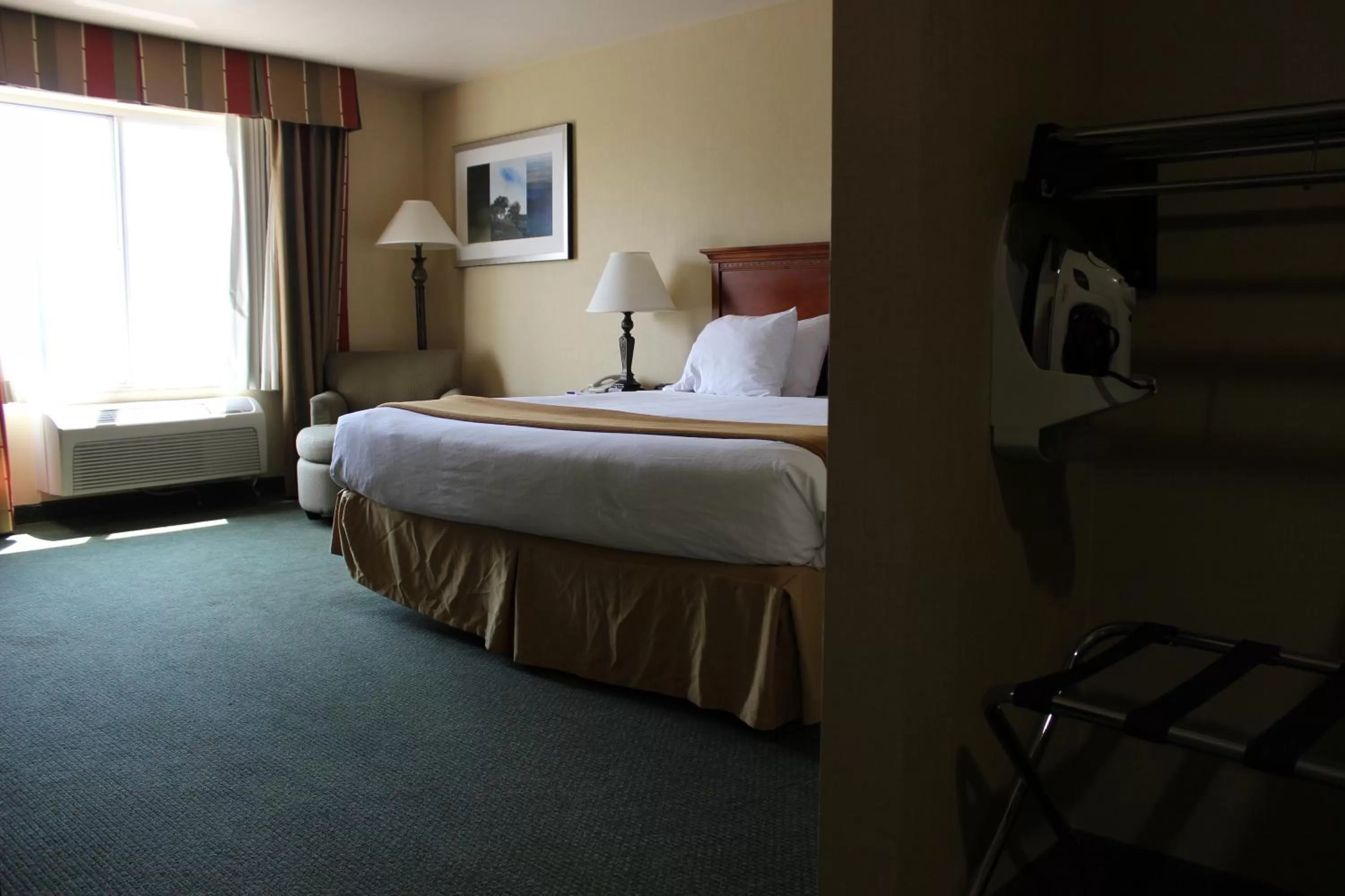 Bed in Holiday Inn Express Tehachapi by IHG