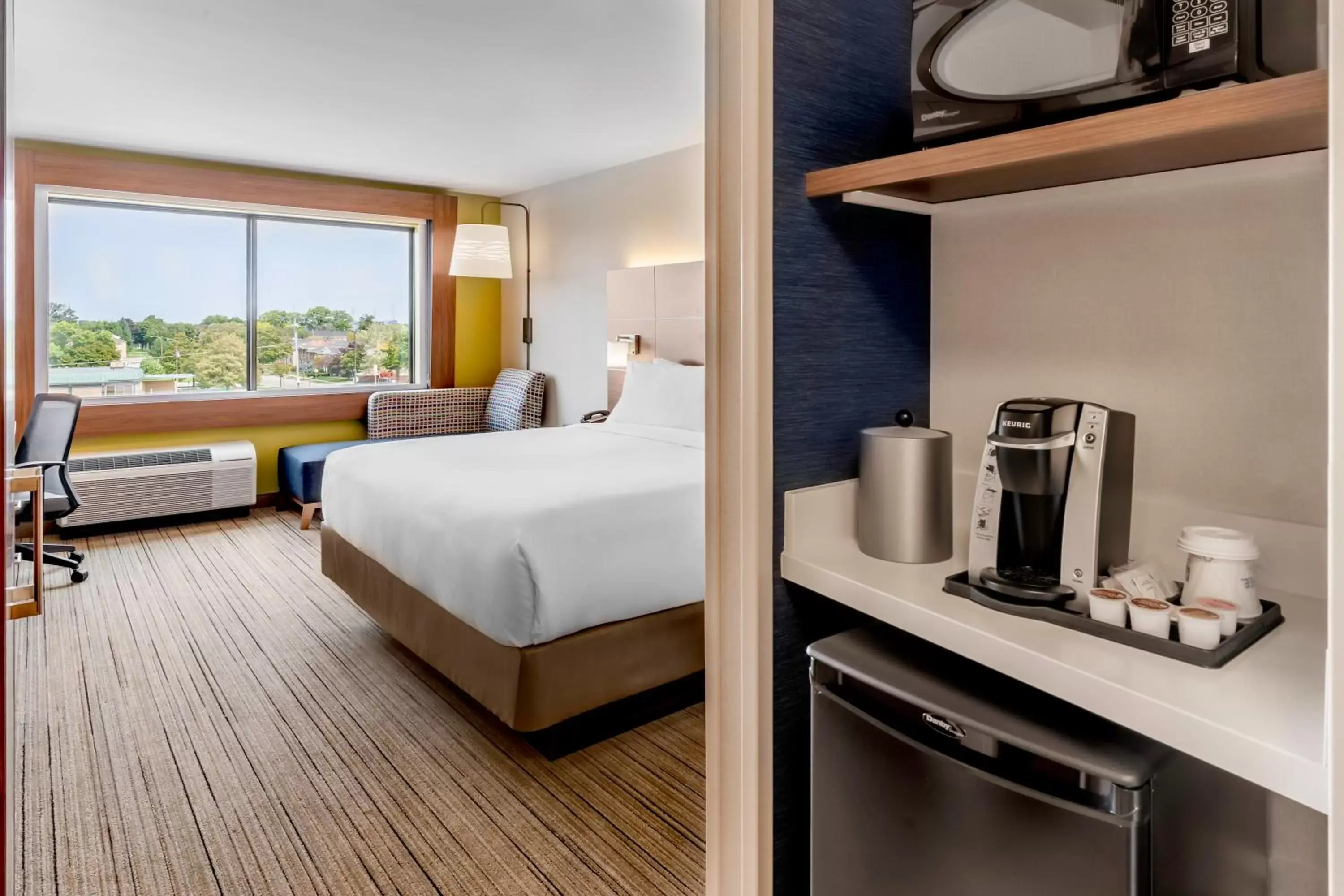 King Room - Hearing Accessible/Non-Smoking in Holiday Inn Express & Suites - Milwaukee West Allis by IHG King Room - Hearing Accessible/Non-Smoking in Holiday Inn Express & Suites - Milwaukee West Allis by IHG