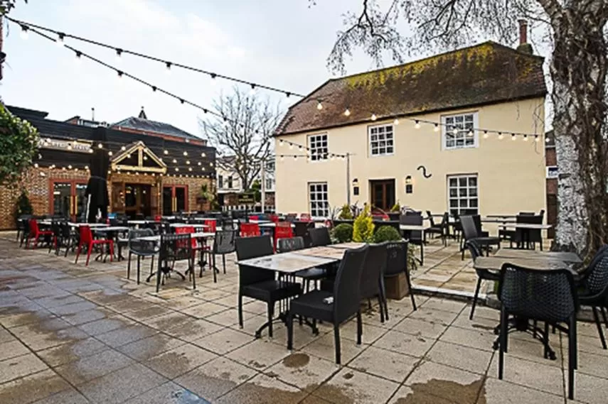 Patio, Restaurant/Places to Eat in The Hatchet Inn Wetherspoon