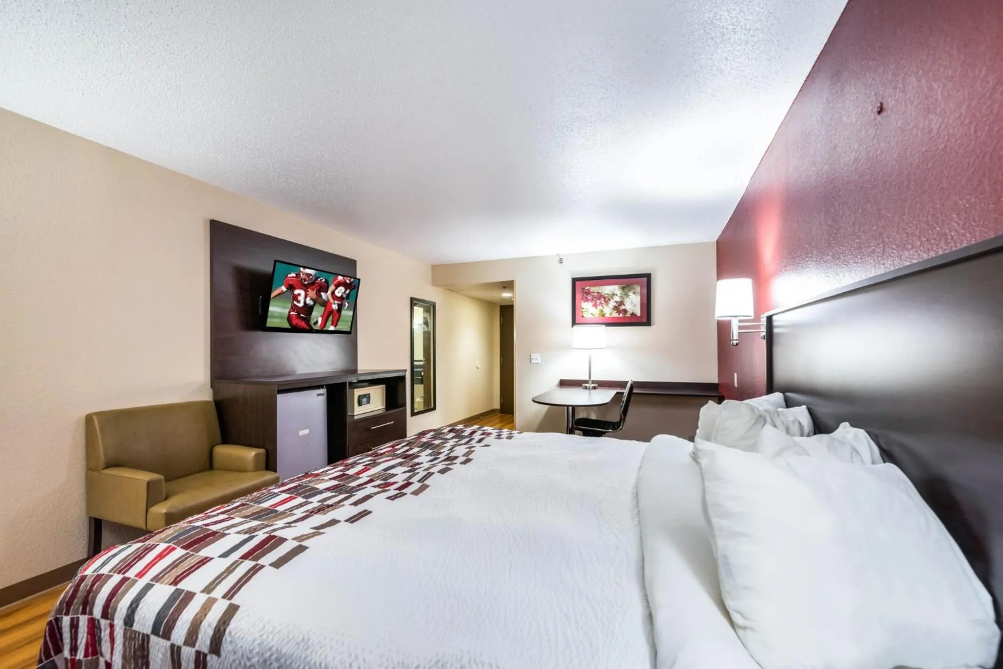 Bedroom in Red Roof Inn Palatine