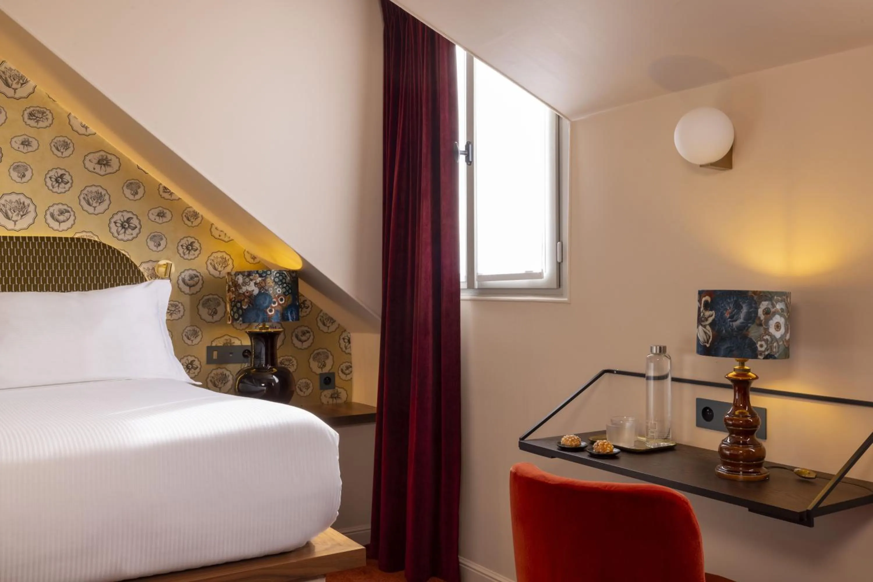 Photo of the whole room, Bed in Hotel L de Lutece - Notre-Dame