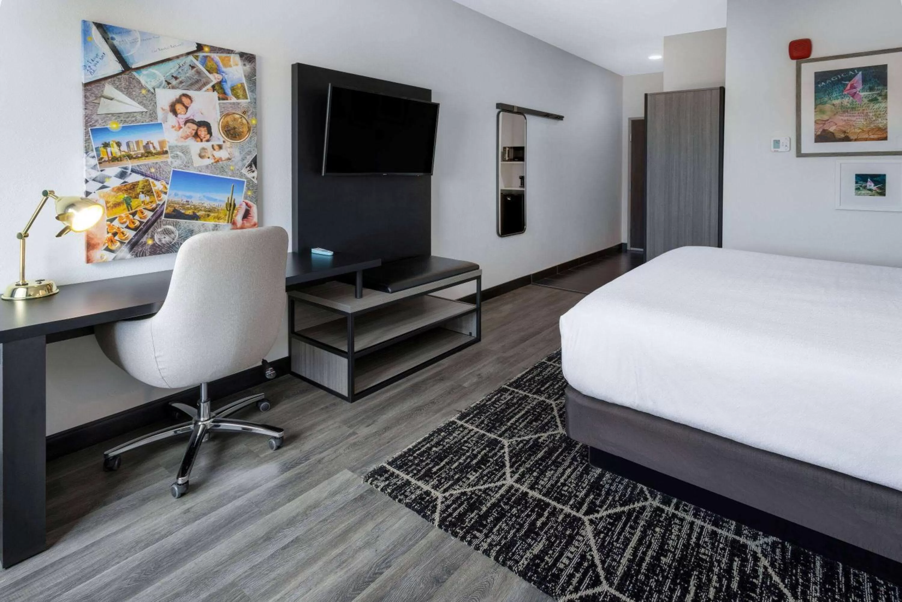 Photo of the whole room, Bed in La Quinta Inn & Suites by Wyndham Maricopa Copper Sky