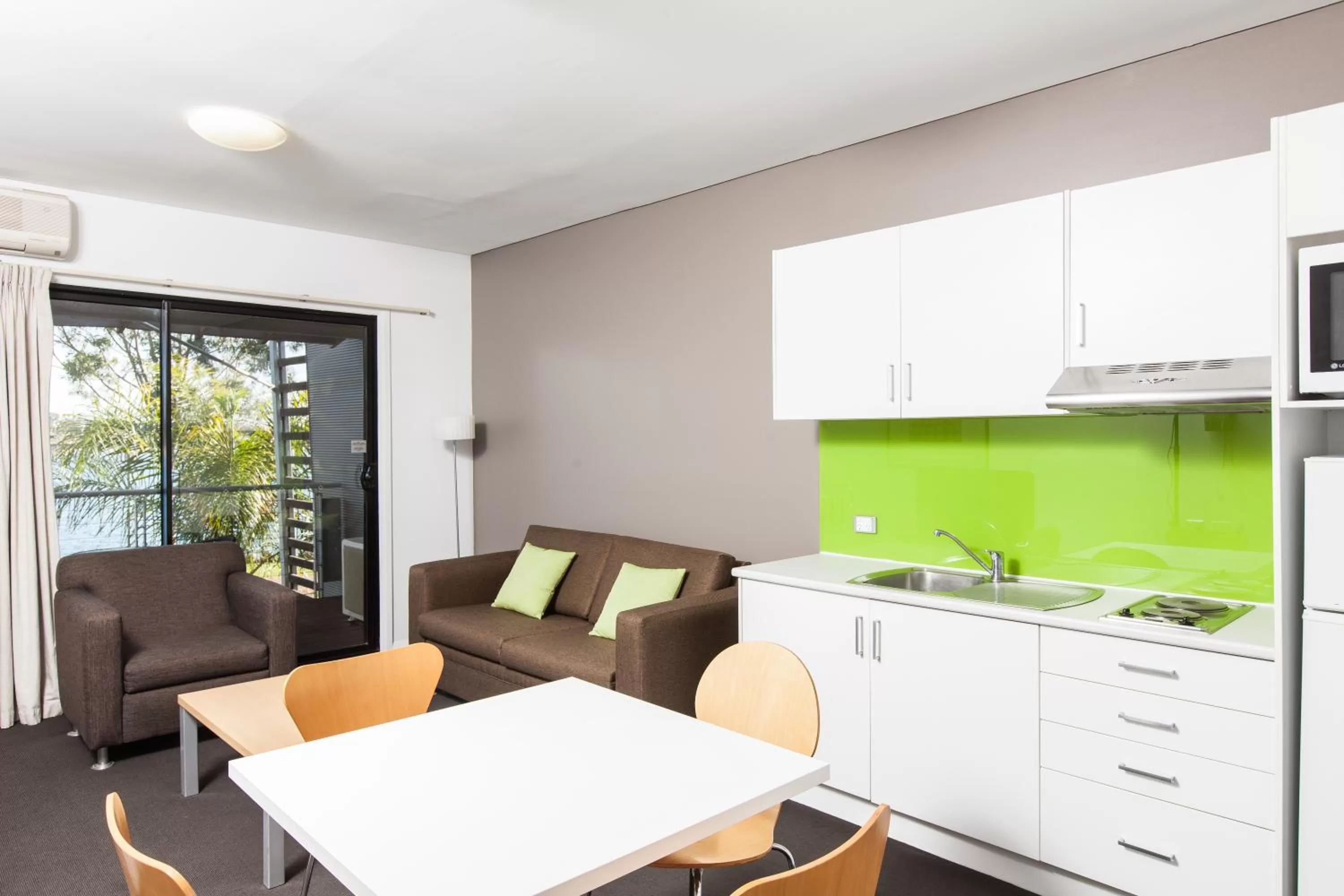 Kitchen or kitchenette in Majestic Oasis Apartments