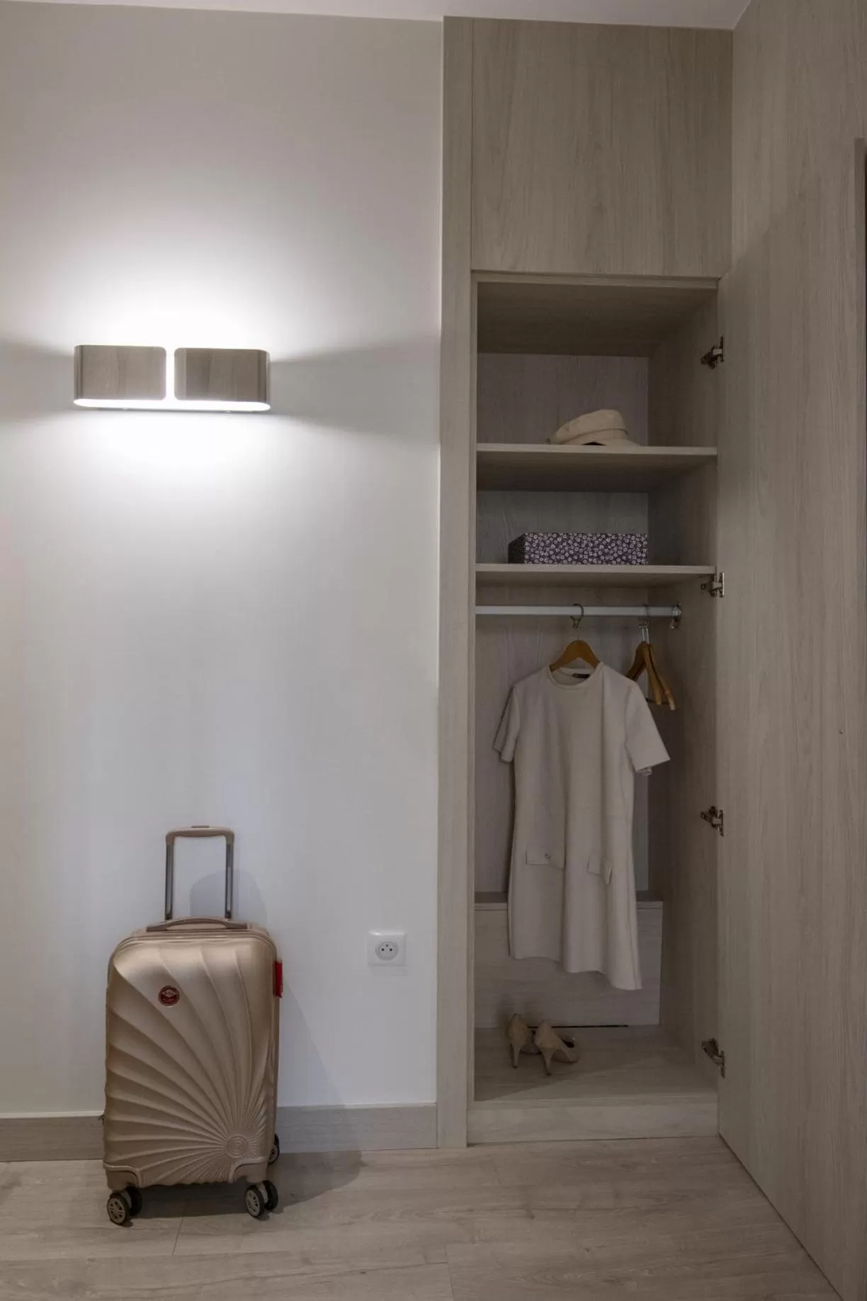 wardrobe in GOLDEN TULIP CANNES HOTEL de PARIS