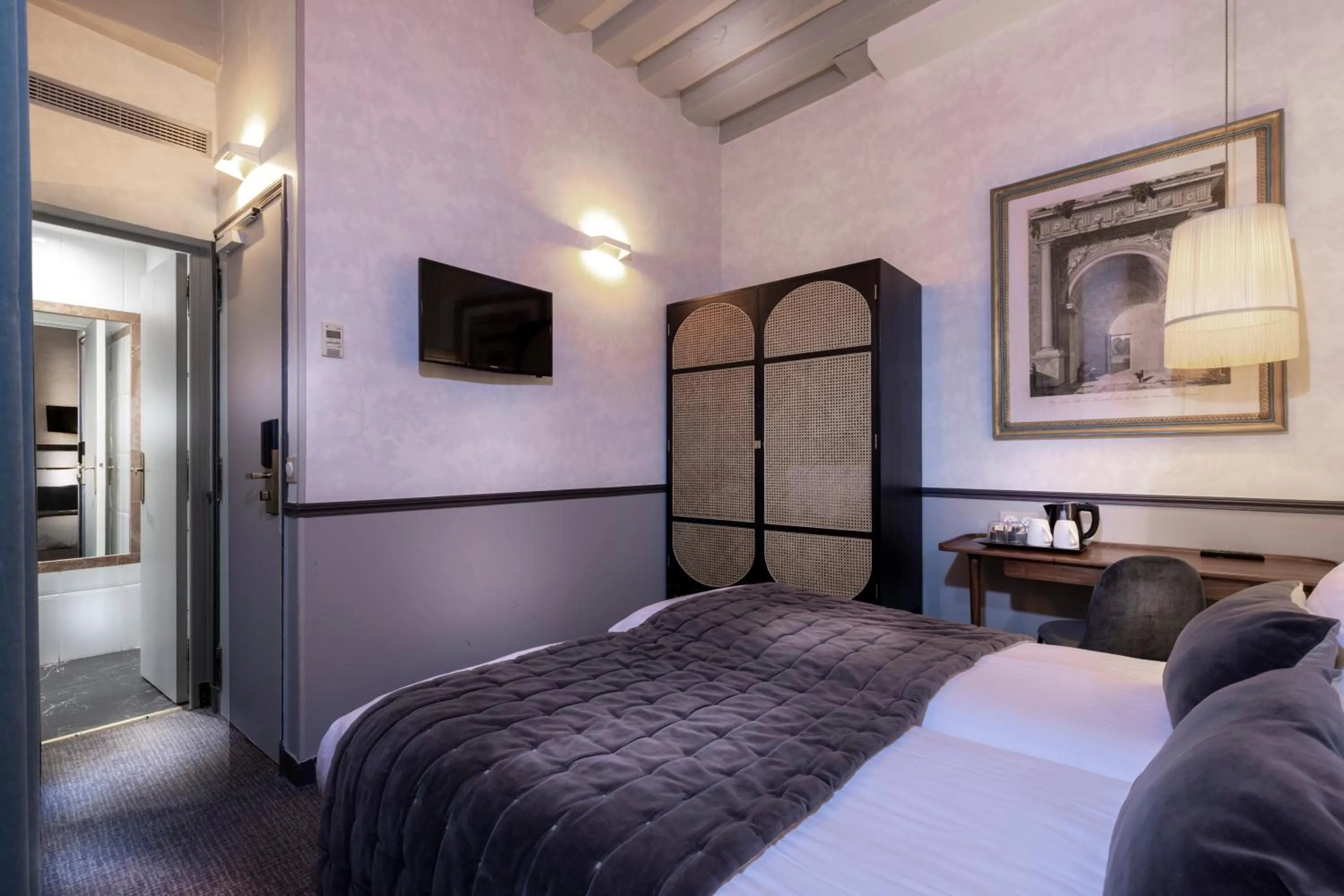 Bedroom, Bed in Dauphine Saint Germain