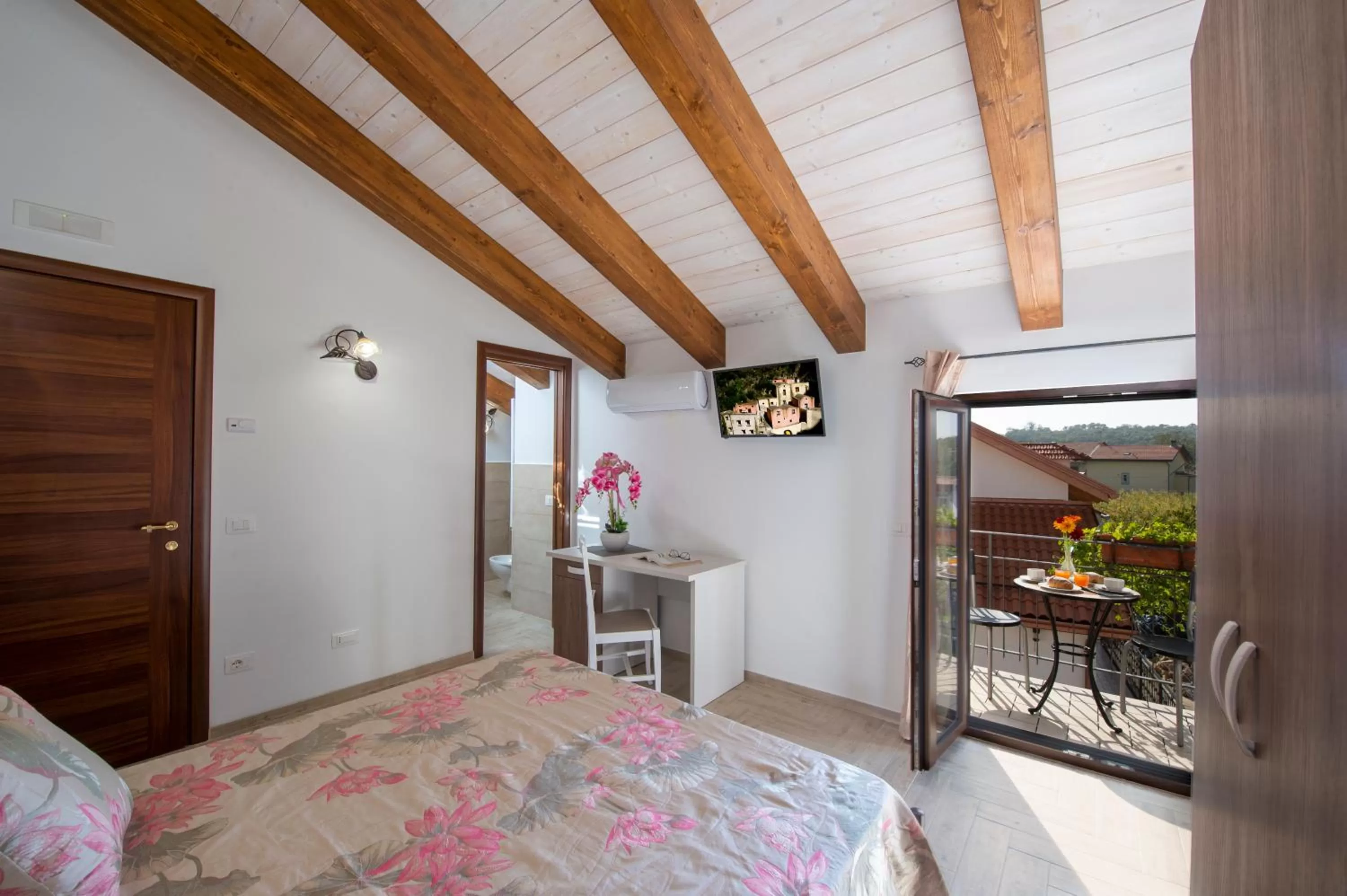 Photo of the whole room, Bed in Il Ritrovo degli dei