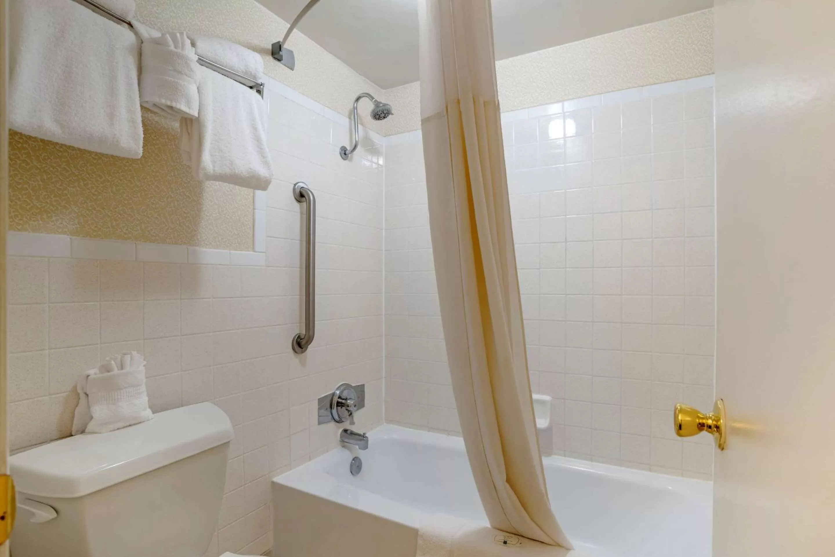 Bathroom in Quality Inn Fredericksburg near Historic Downtown