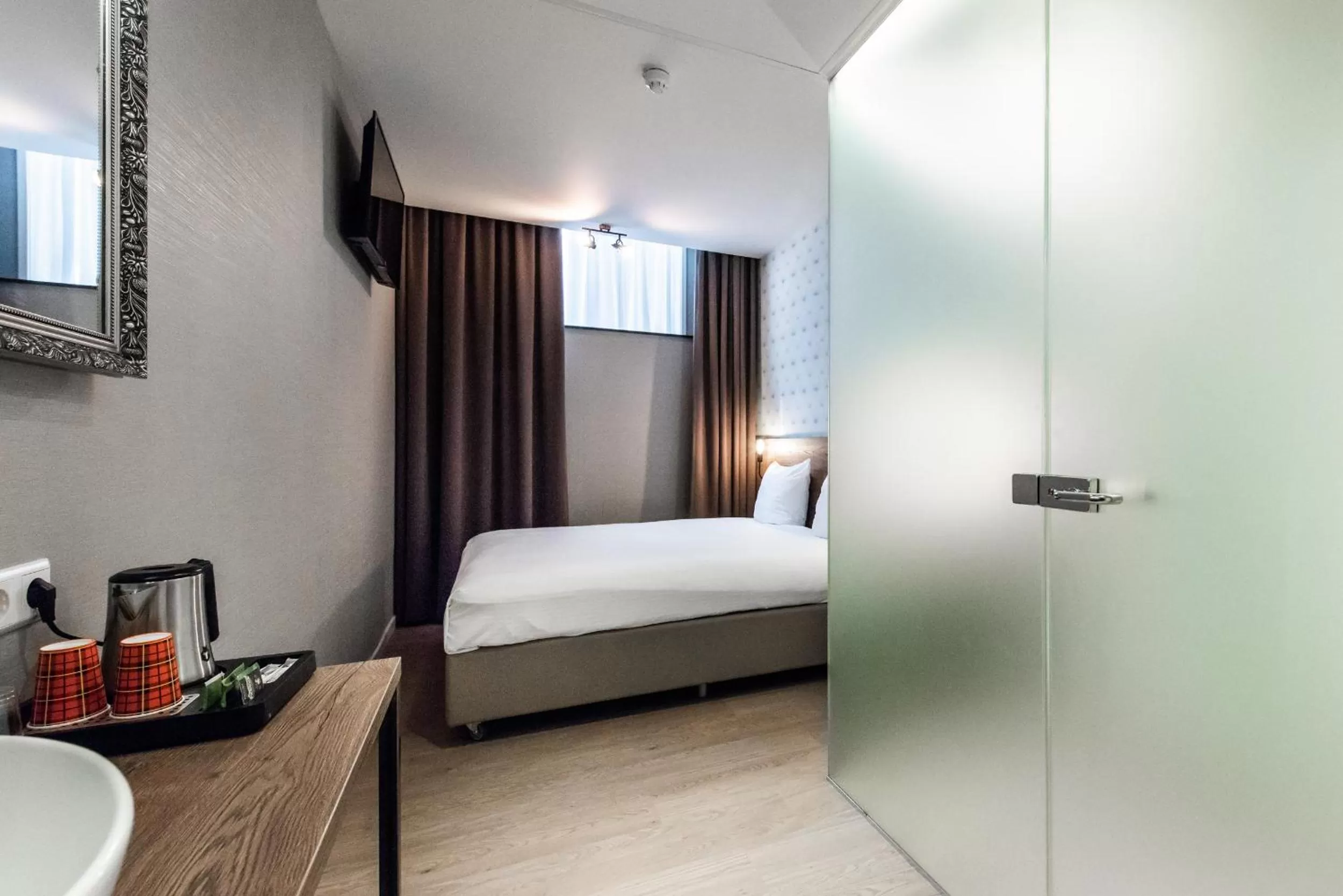 Bedroom, Bed in Melrose Hotel