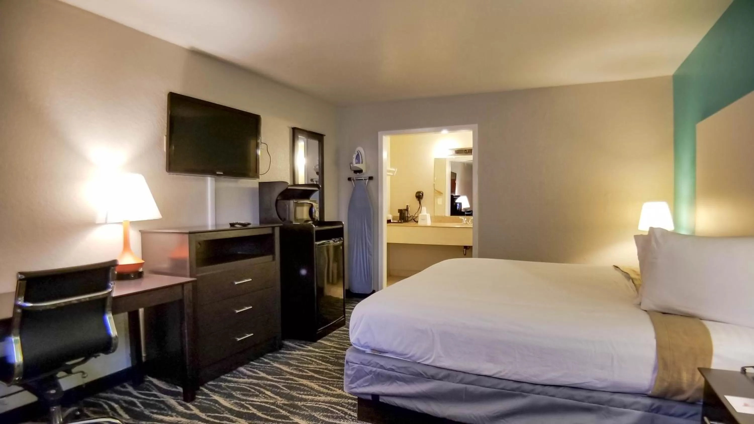 Photo of the whole room, Bed in Howard Johnson by Wyndham Houston Hobby Airport