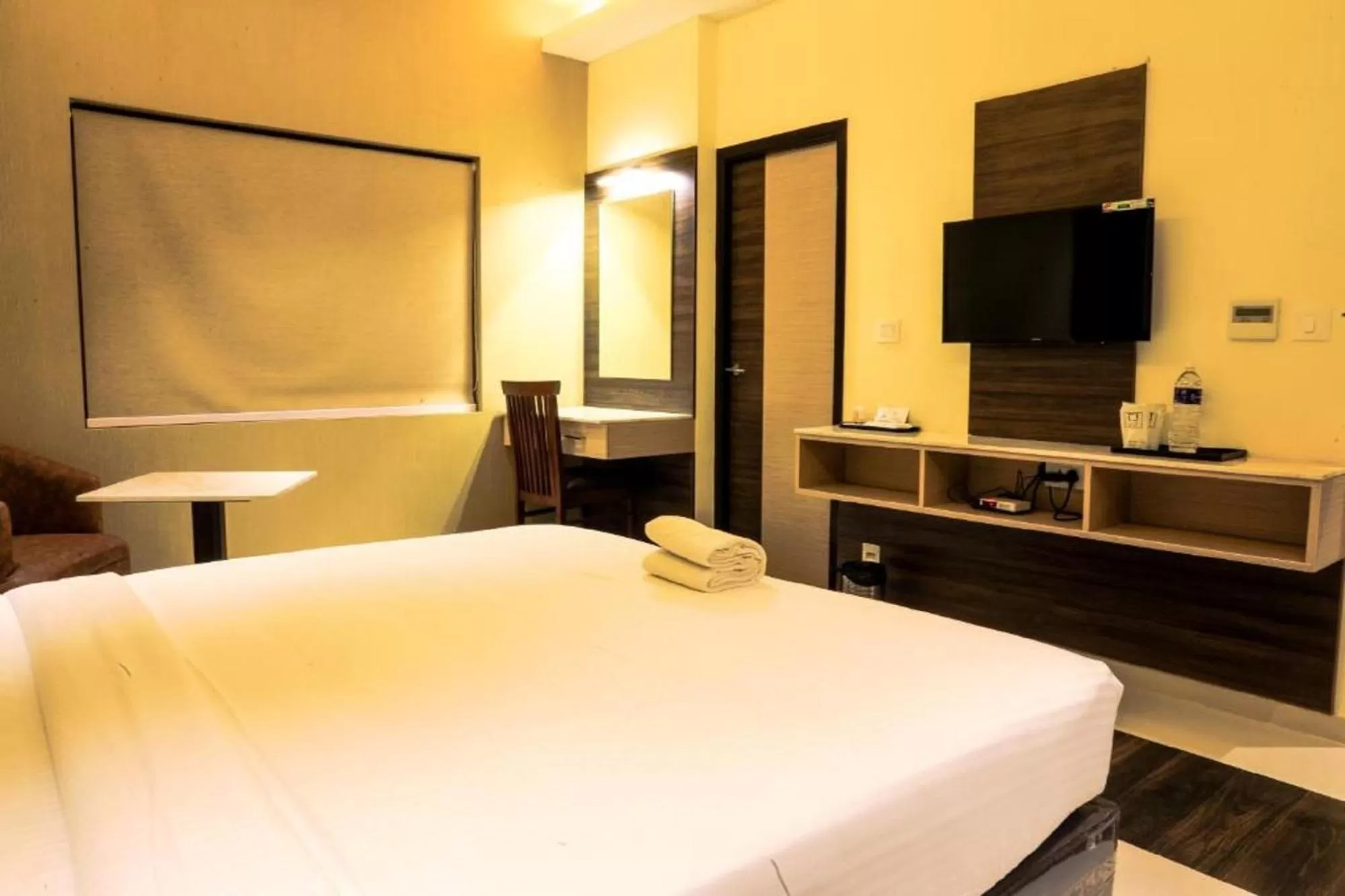 Photo of the whole room, Bed in Laya Regency