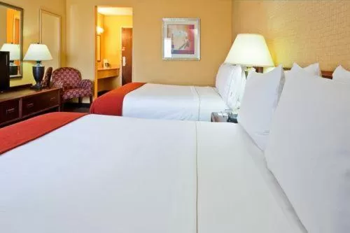 Photo of the whole room, Bed in Holiday Inn Express Hotel Fort Campbell-Oak Grove by IHG