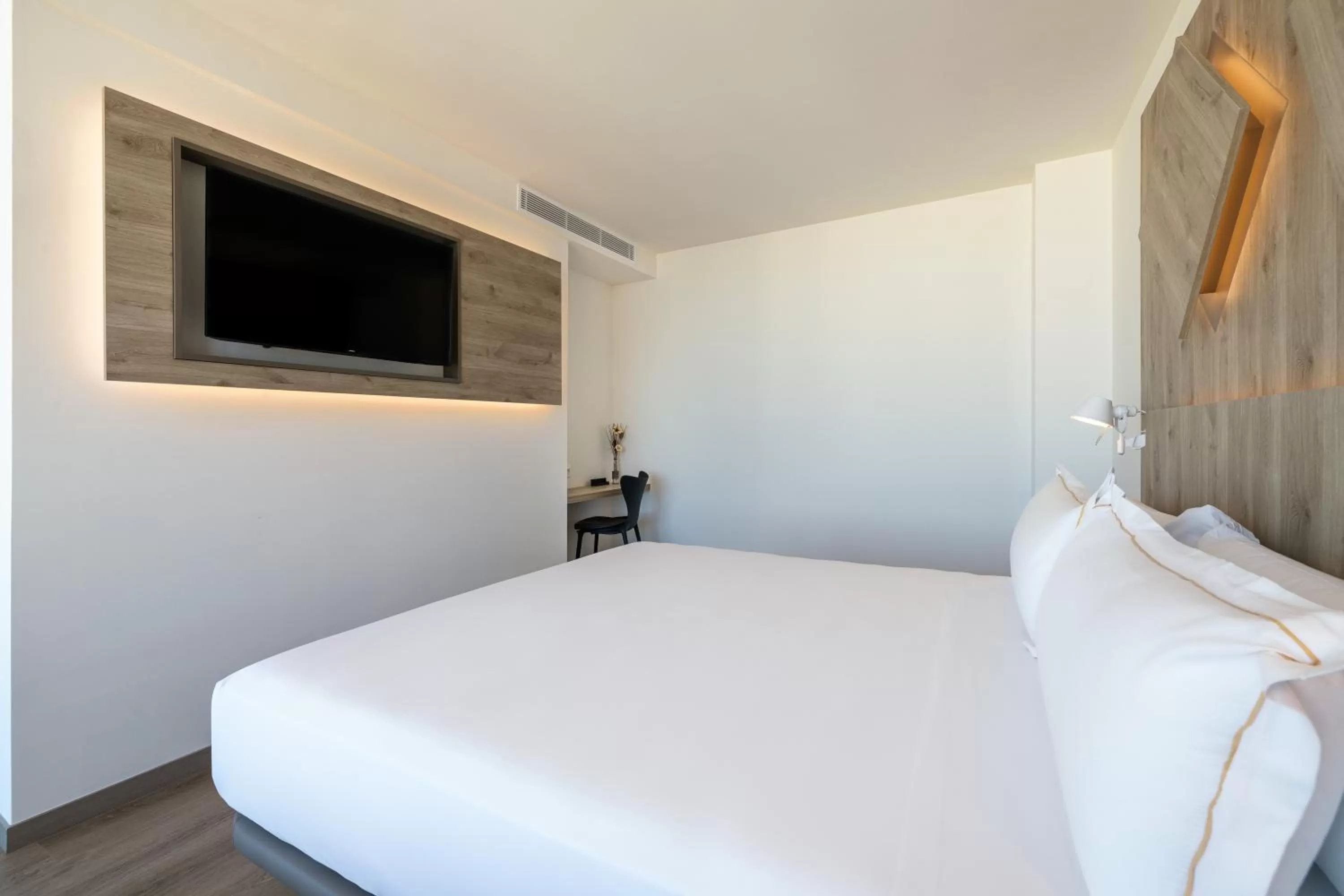 Photo of the whole room, Bed in Senator Gandia